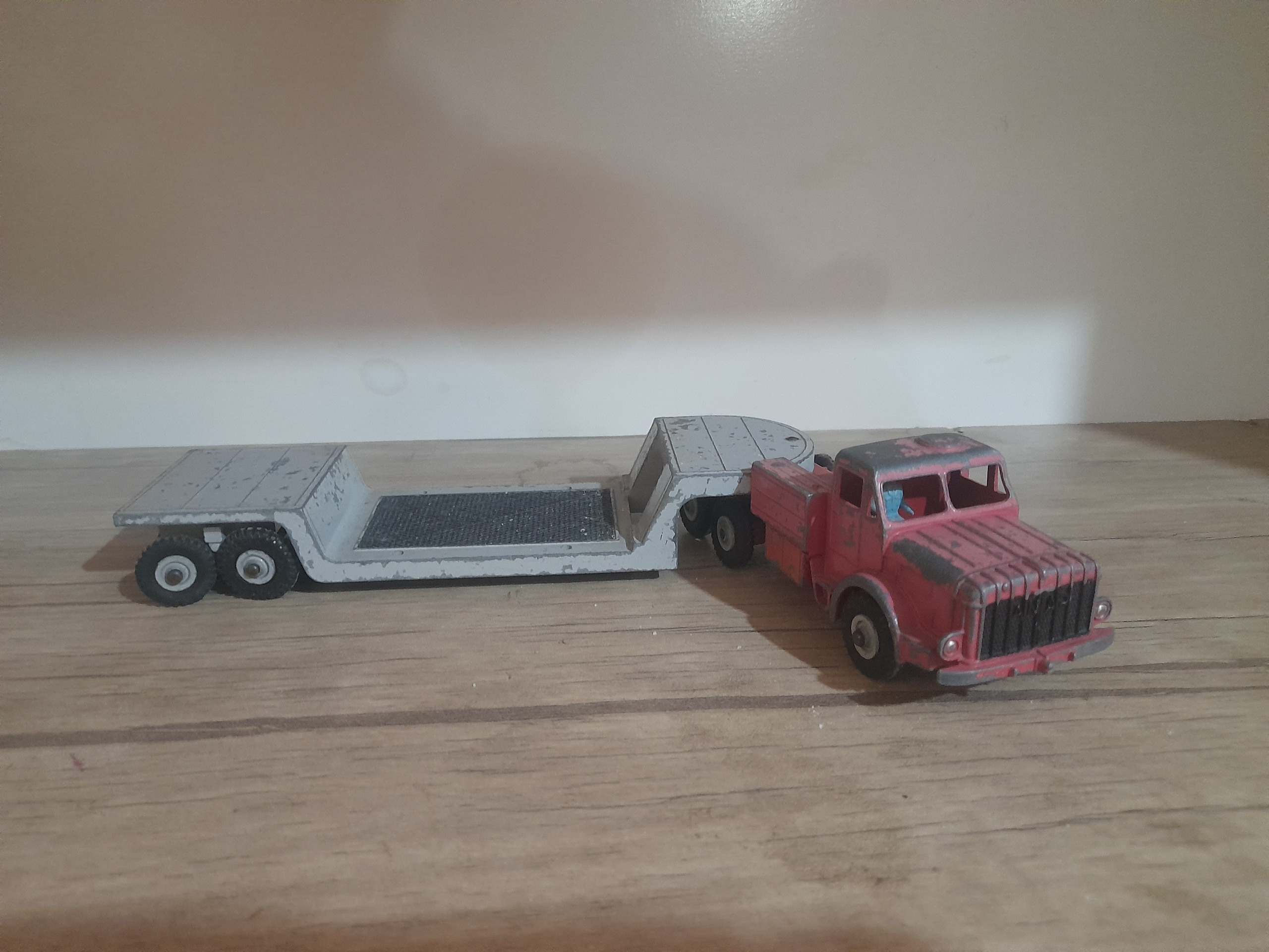 ماکت فلزی تریلی کمرشکن دینکی انگلیس