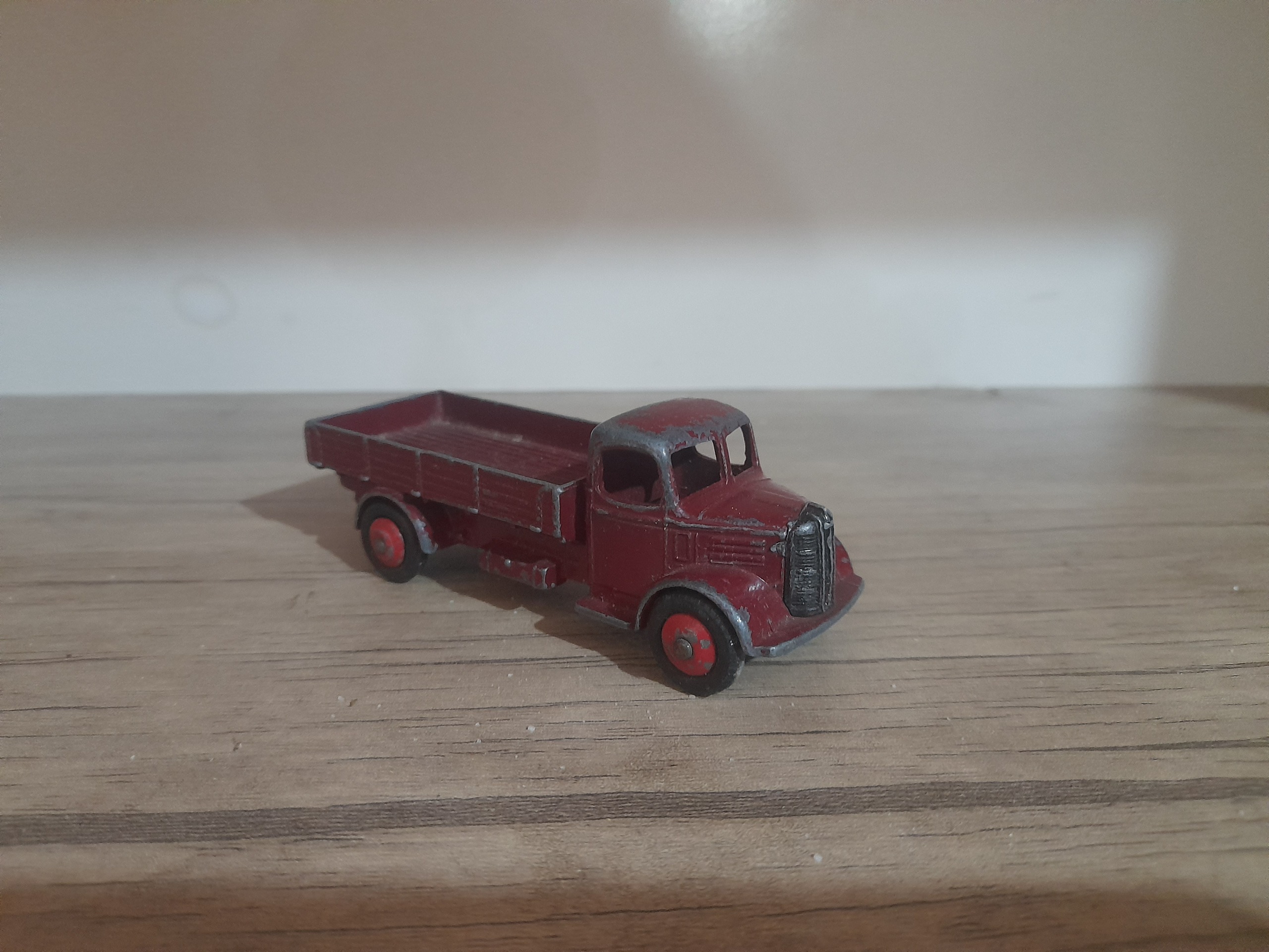 ماشین قدیمی دینکی انگلیس