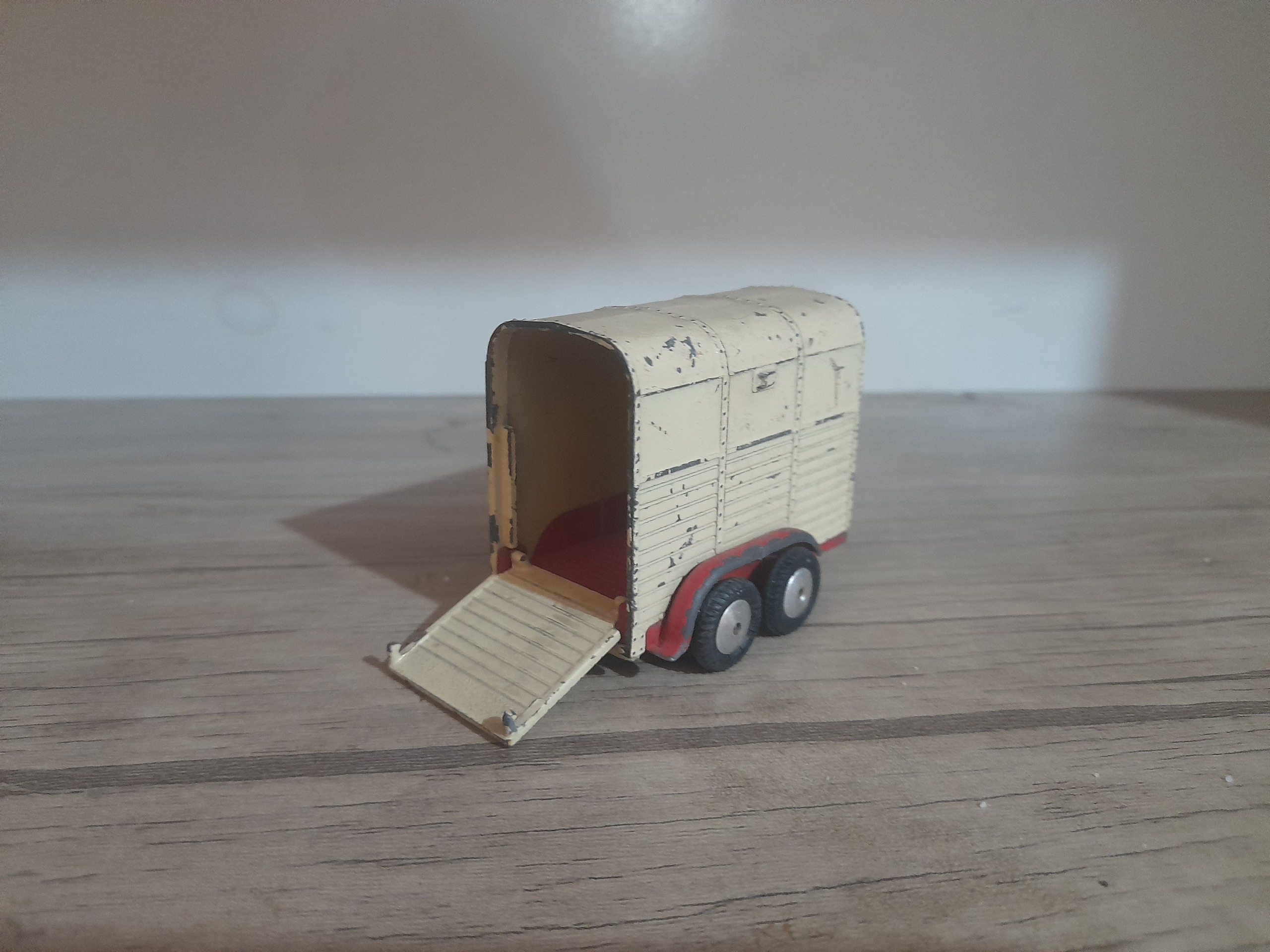 ماشین قدیمی حمل اسب کورگی انگلیس