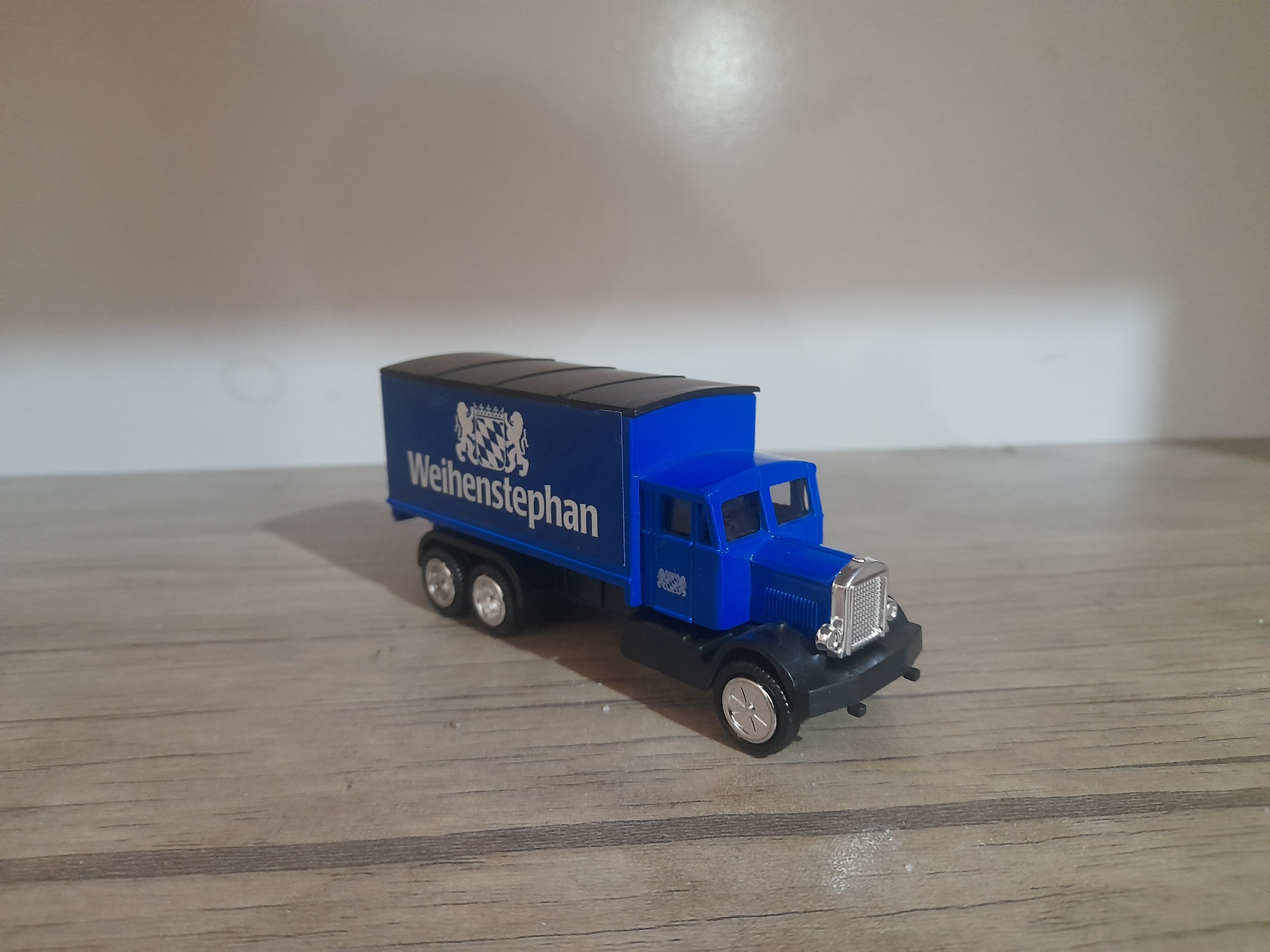 ماشین بازی فلزی قدیمی