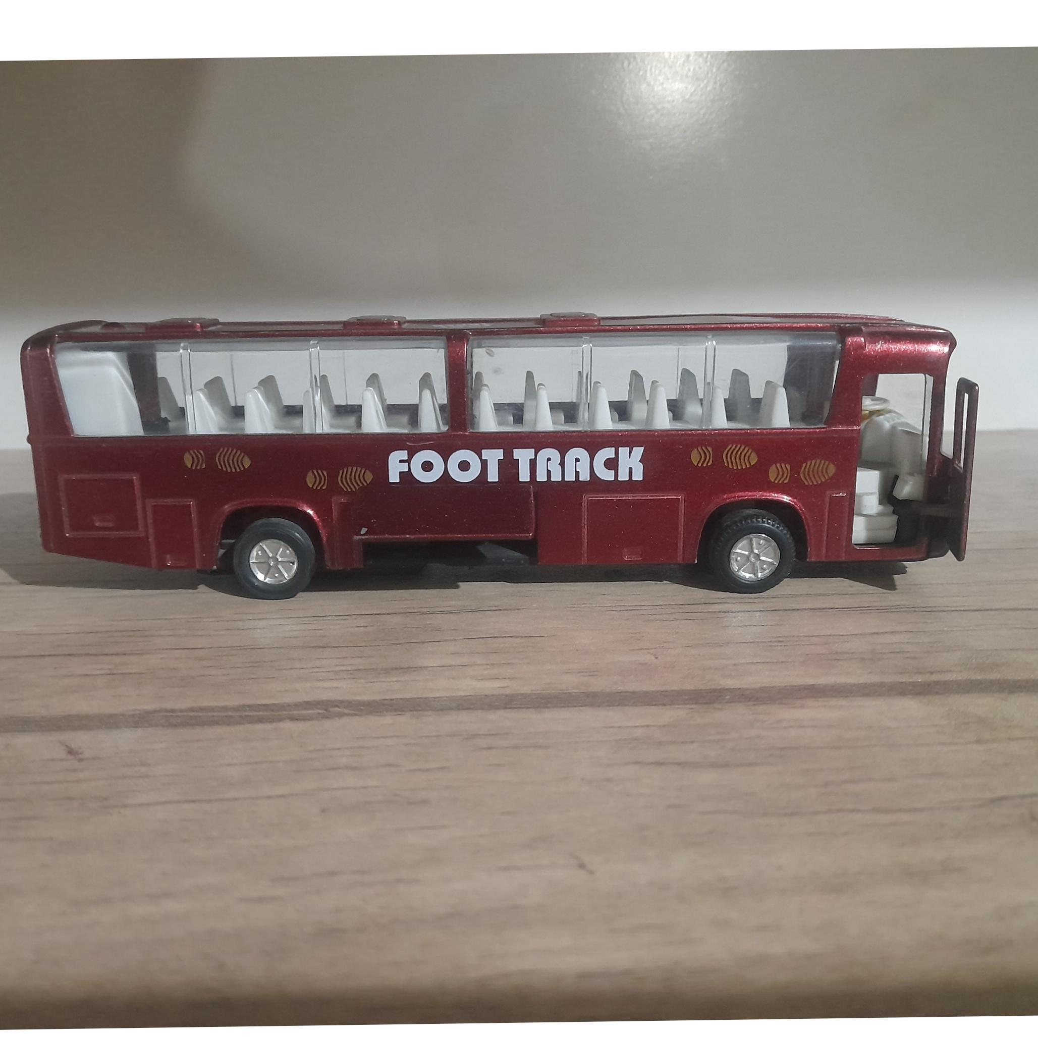 اتوبوس فلزی قدیمی