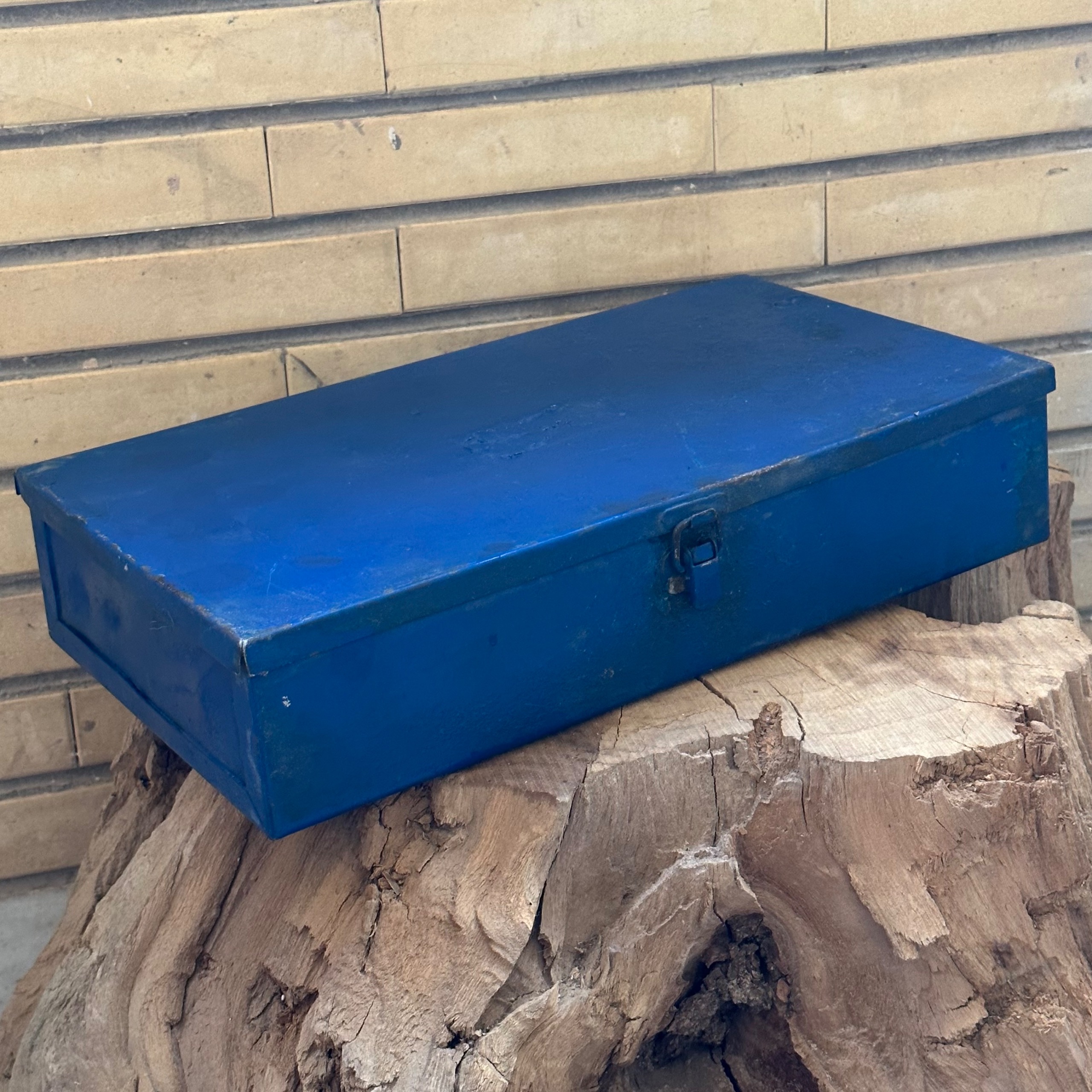 جعبه صندوق فلزی قدیمی سنگین و جوندار