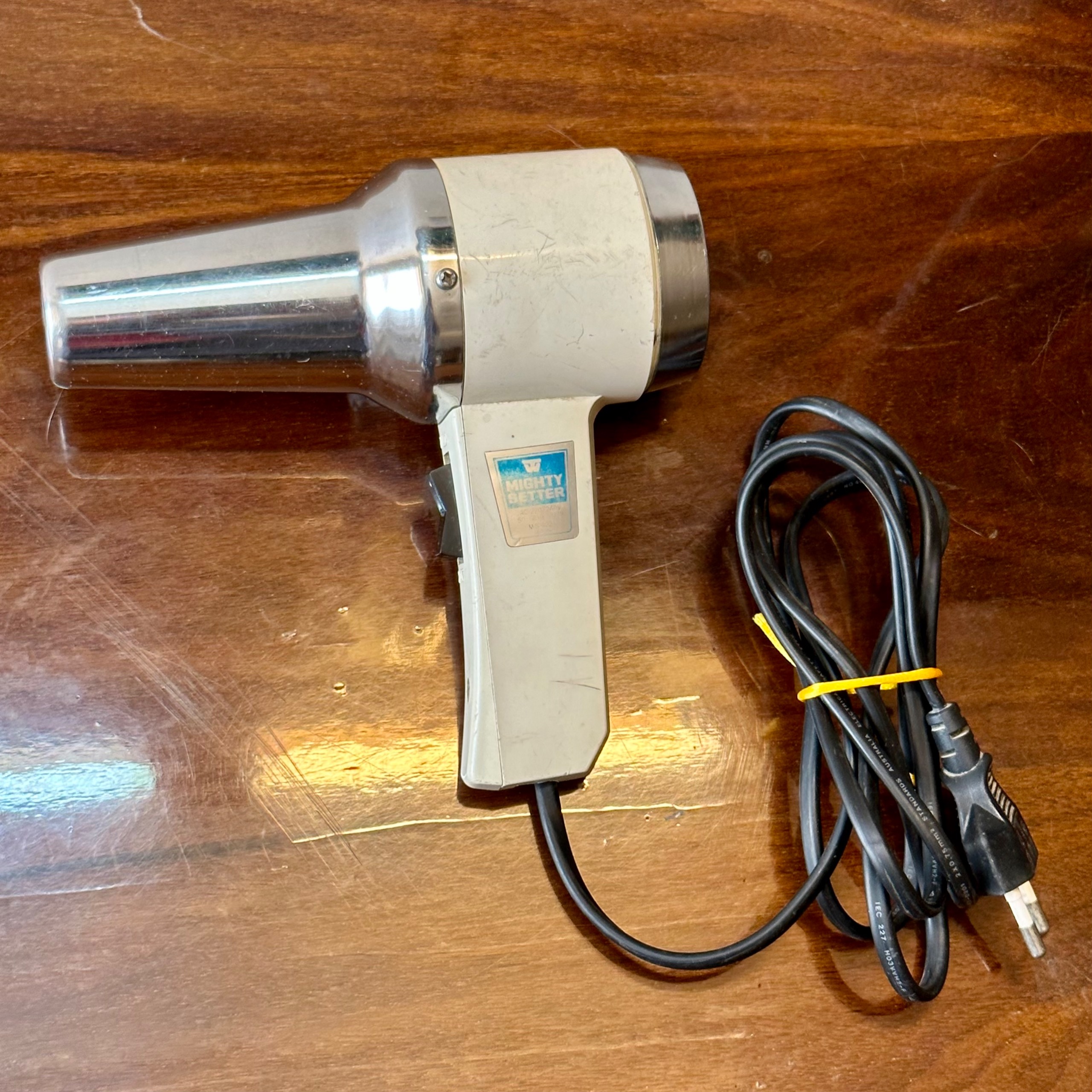 سشوار ژاپنی کلکسیونی کوچک صحیح وسالم