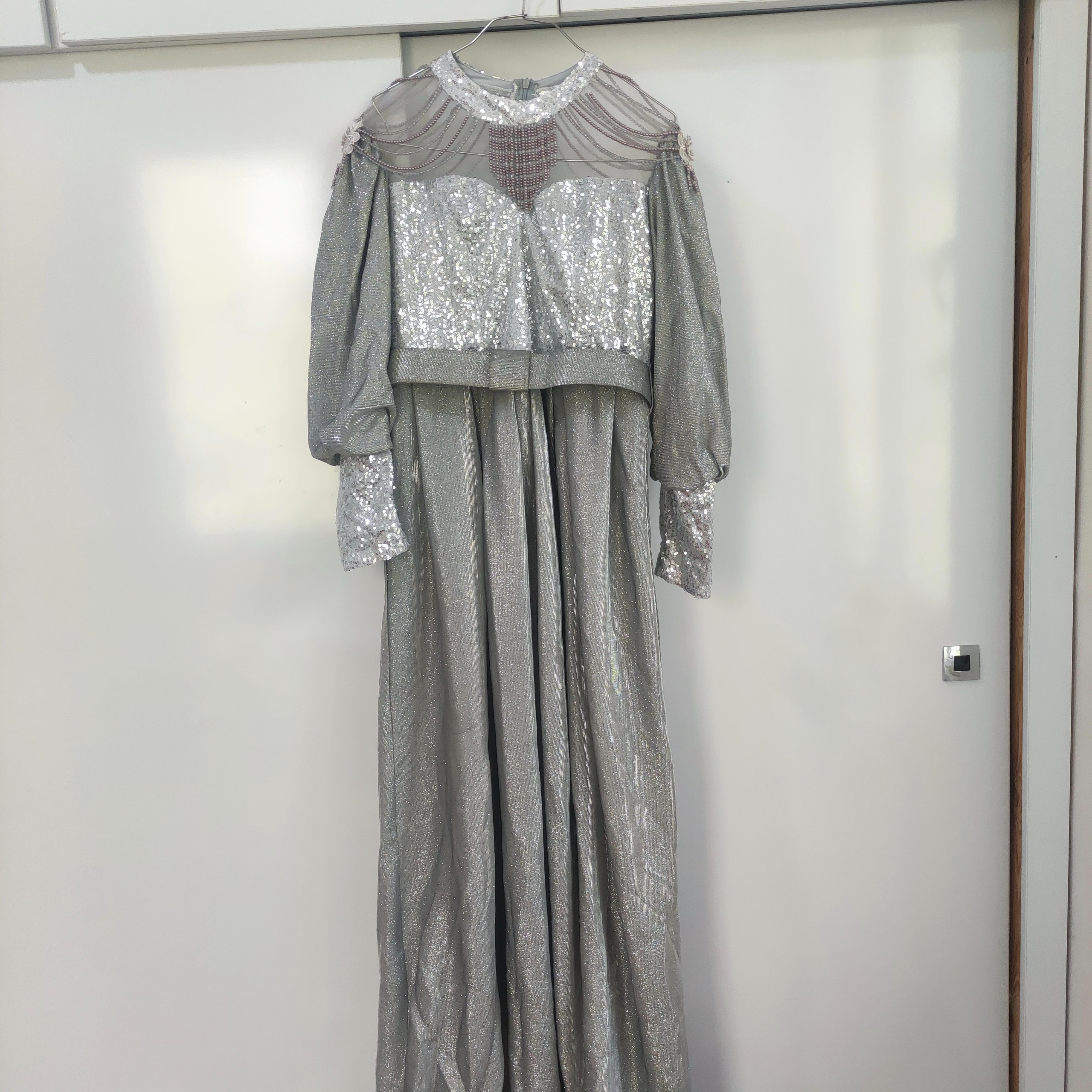 پیراهن مجلسی زنانه نقره ای اکلیلی