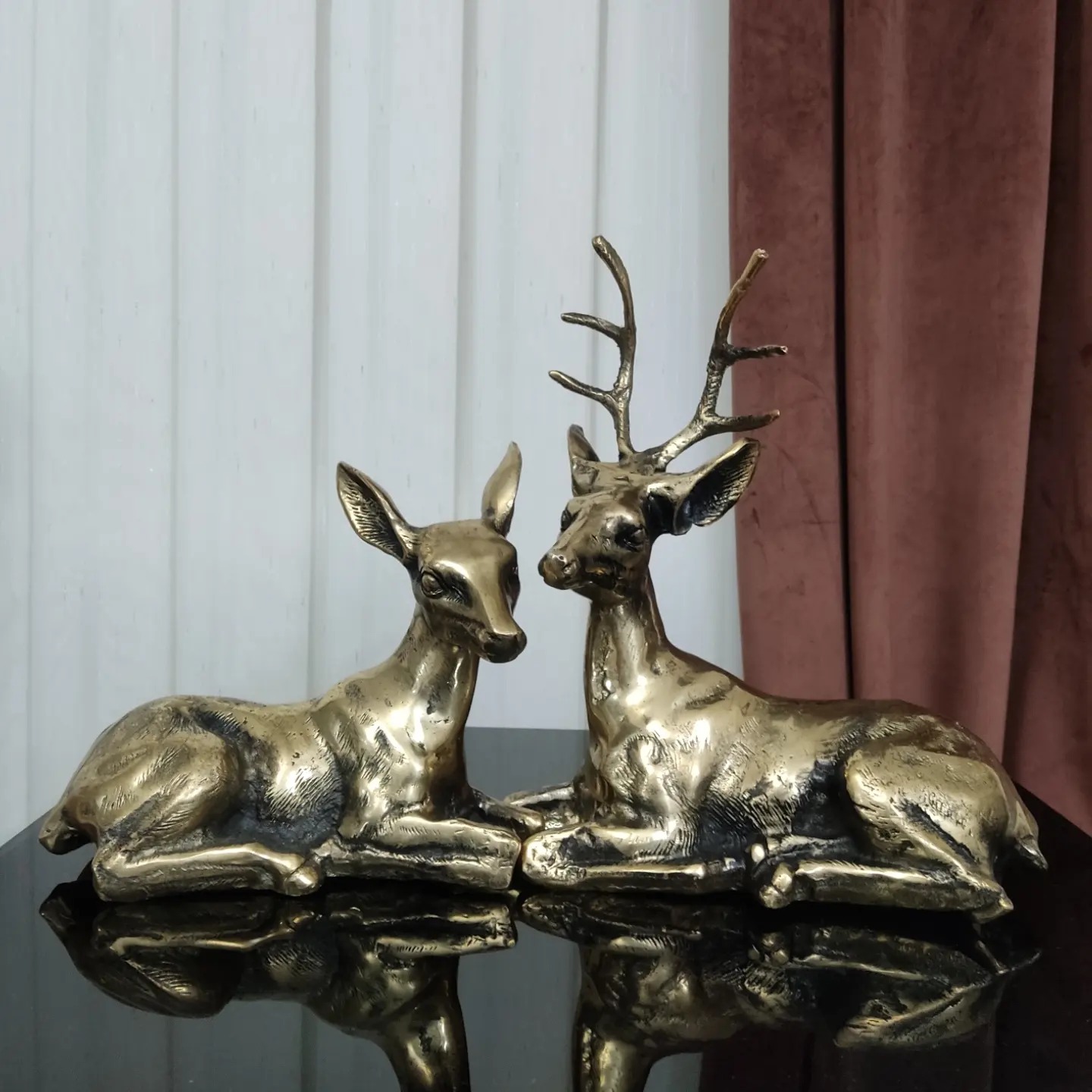 بی پایه و کنسلی دو عدد مجسمه آهوی نر و ماده برنزی