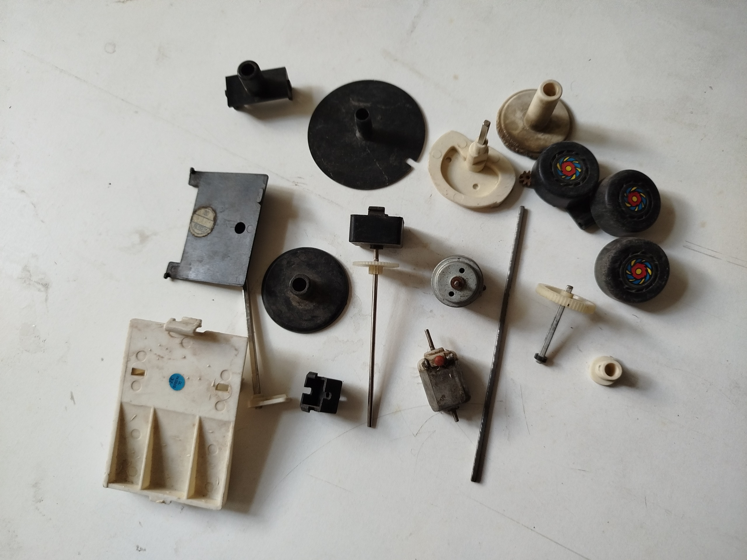 لوازم قطعات اسباب بازیهای قدیمی فروش مجموعه 150