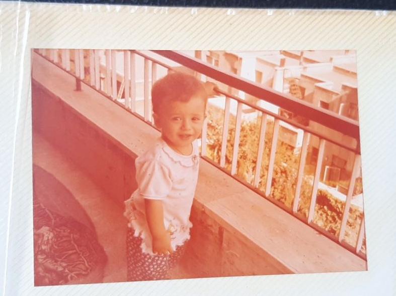 عکس در بالکن قدیمی نوستالژیک