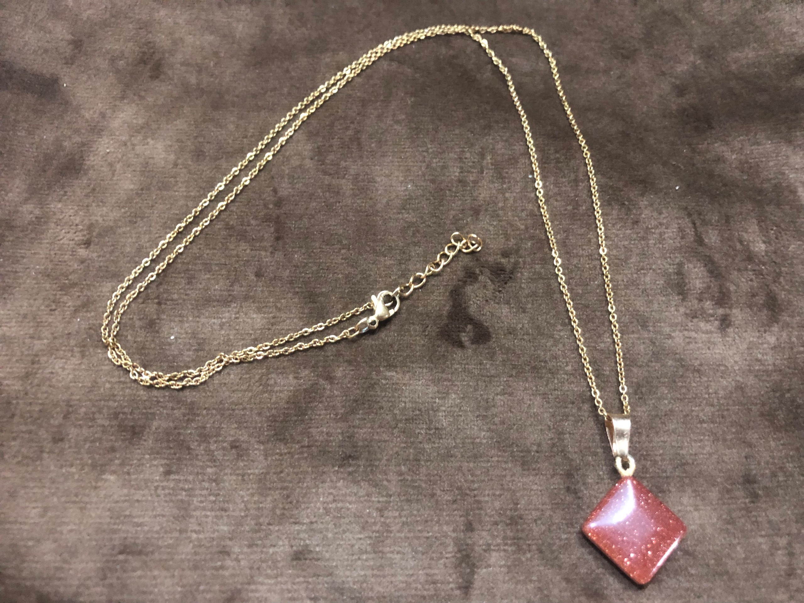 گردنبند استیل طلایی _ پلاک سنگ دلربا اکلیلی