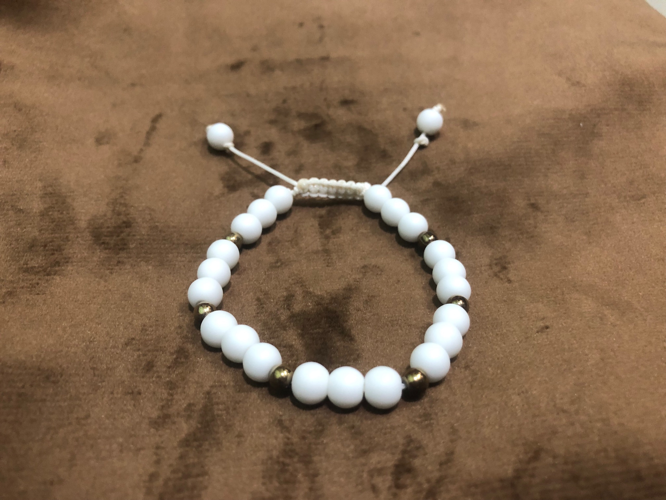 دستبند سنگ اونیکس سفید و سنگ حدید طلایی