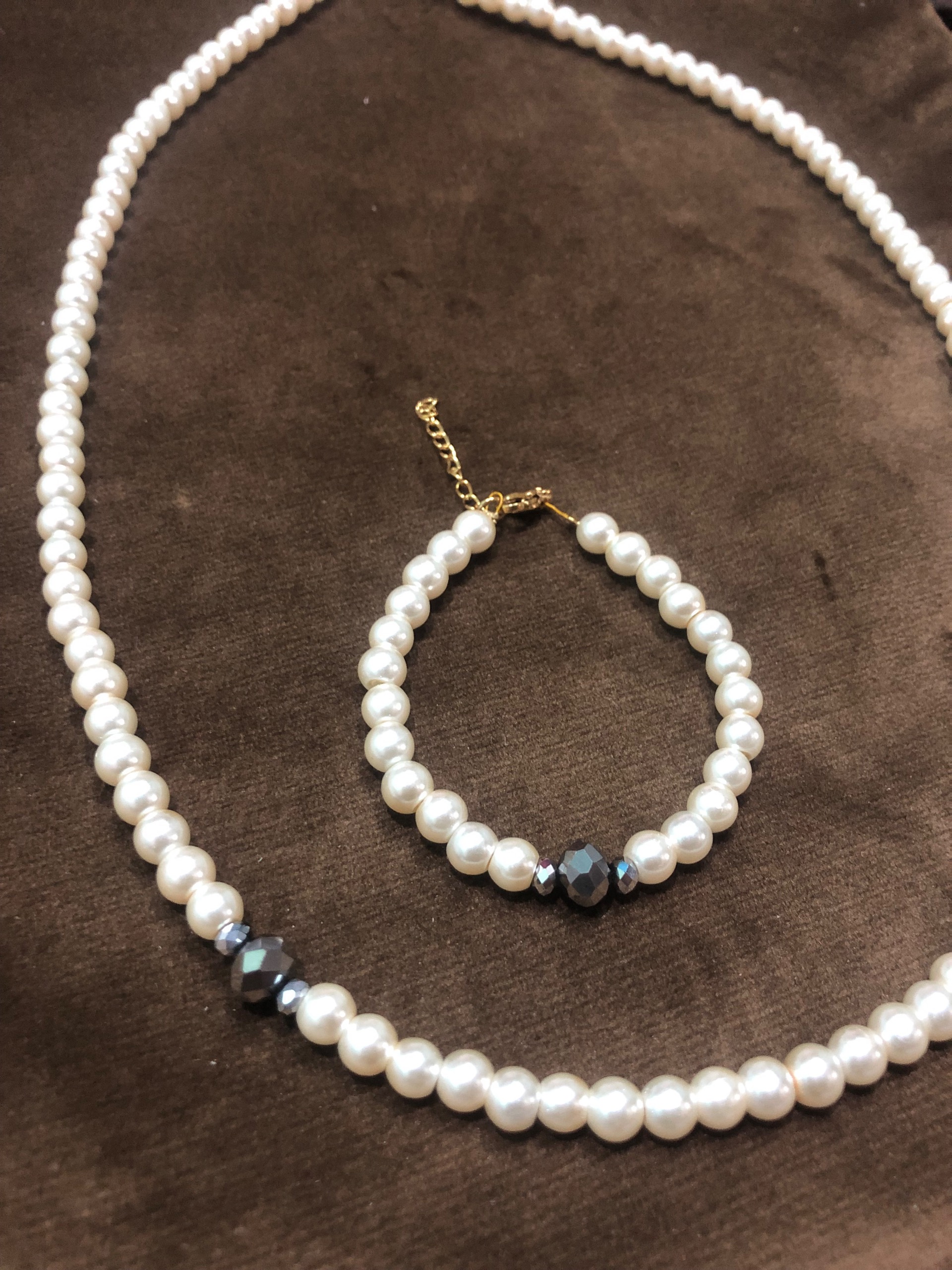 گردنبند و دستبند مروارید و سنگ کریستال نقره ای