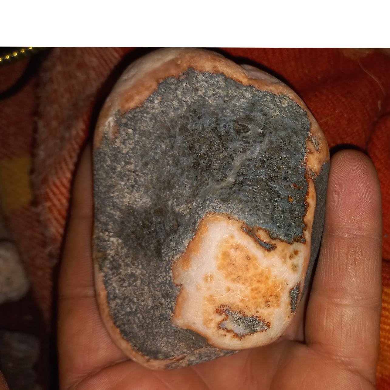 سنگ زیباکمیاب در سه رنگ سبز سفیدقرمز واقعاعجیب