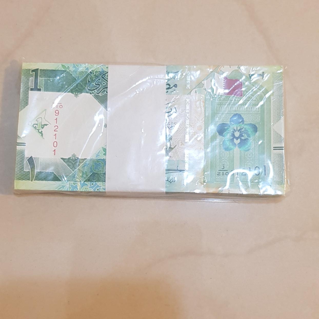 بسته اسکناس یک ریال قطر