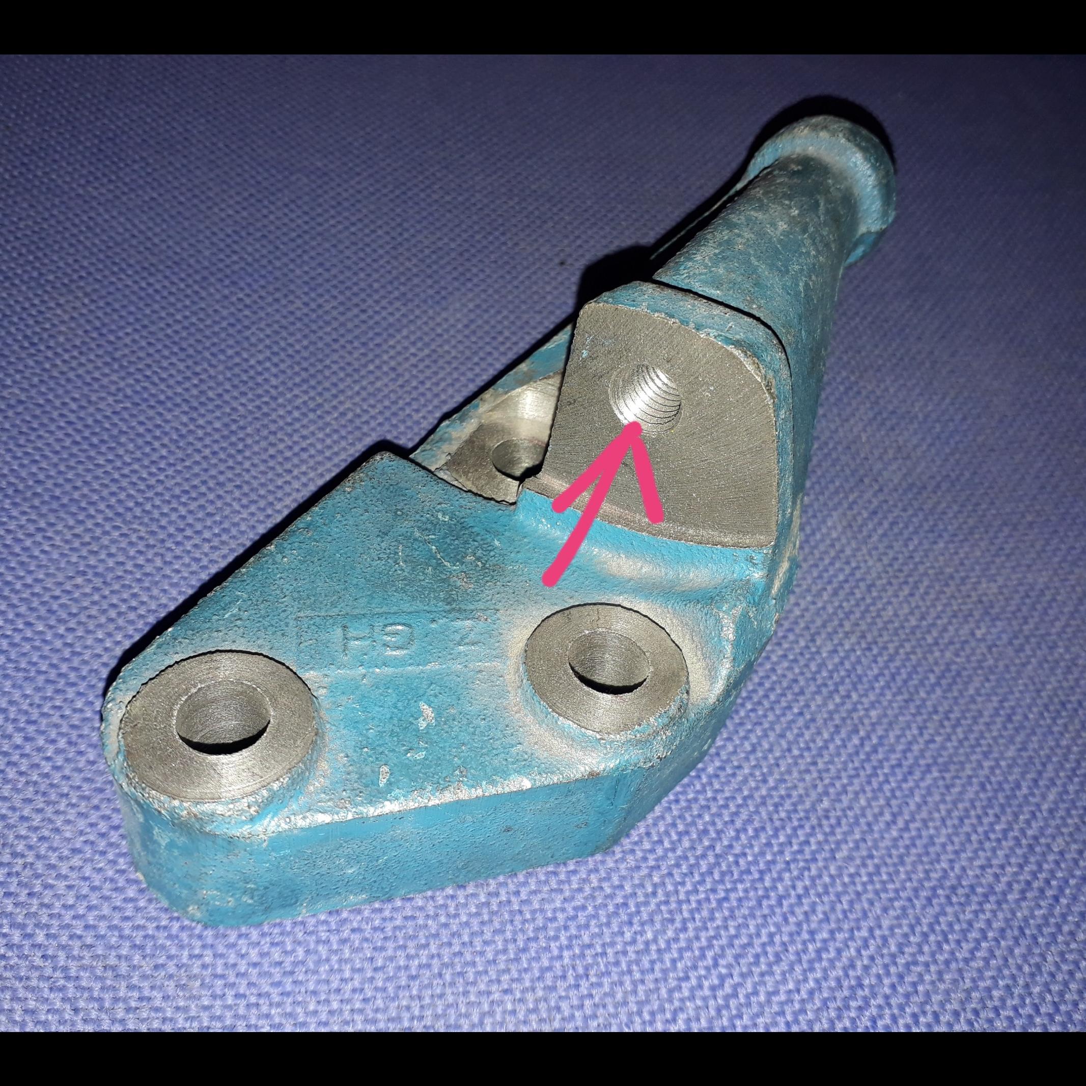 پایه دینام نیسان وانت سایپا _ جای پیچ دنده دار