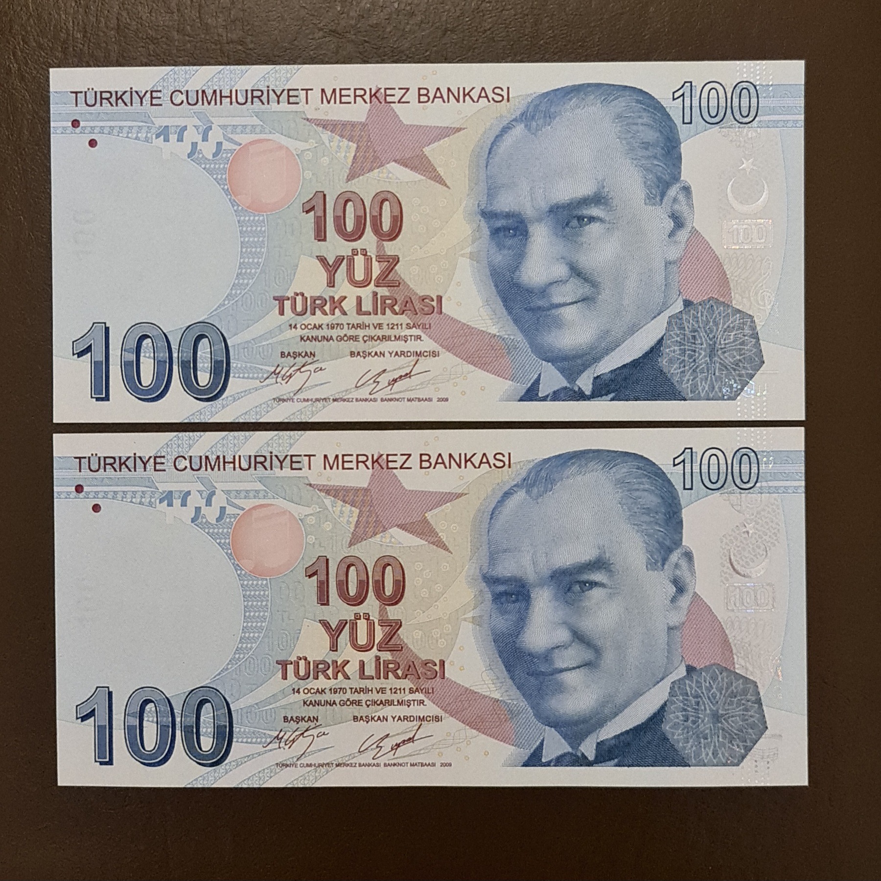 یک جفت اسکناس 100 لیر ترکیه (با اختلاف)