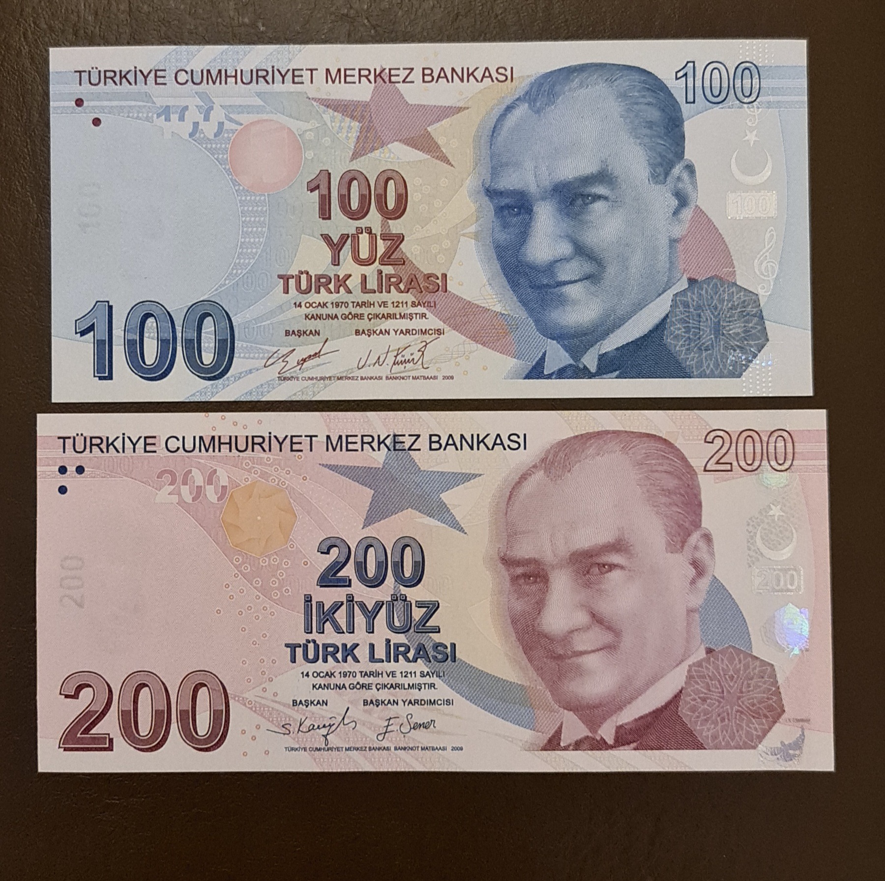 2 عدد اسکناس 100 لیر و 200 لیره ترکیه