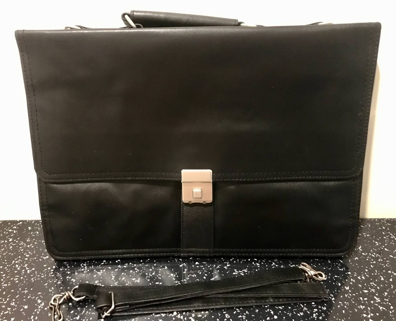 کیف اداری چرمی رمز دار مشکی بند دار و جا دار