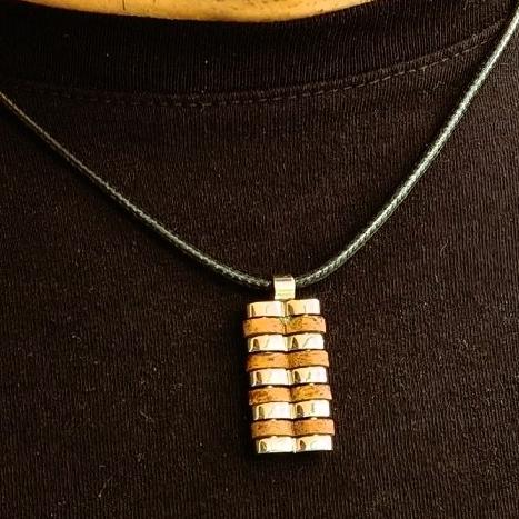 گردنبند آویز همراه با بند چرمی قفل دار