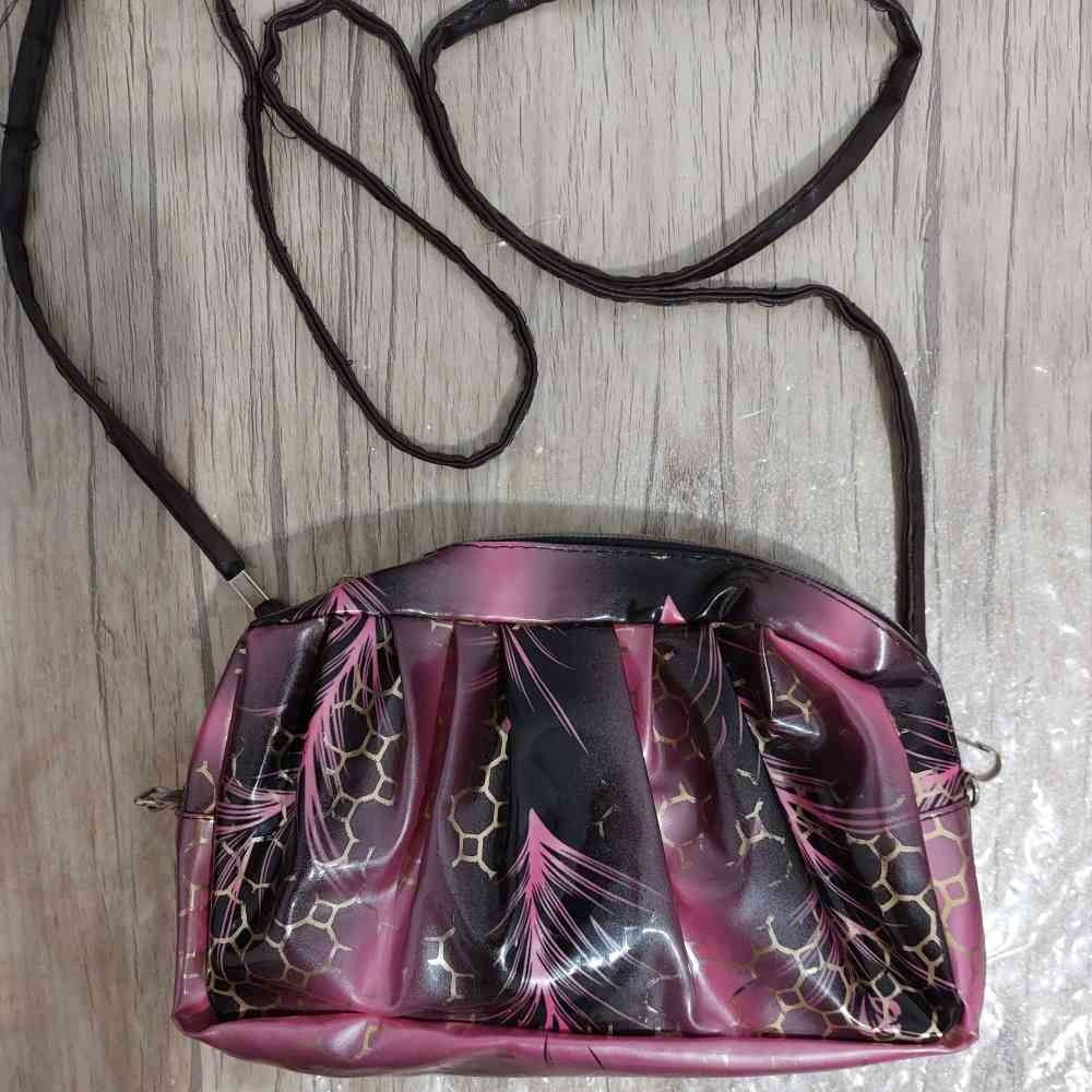 کیف آرایشی دوشی ورنی براق طرح گل دار رنگارنگ