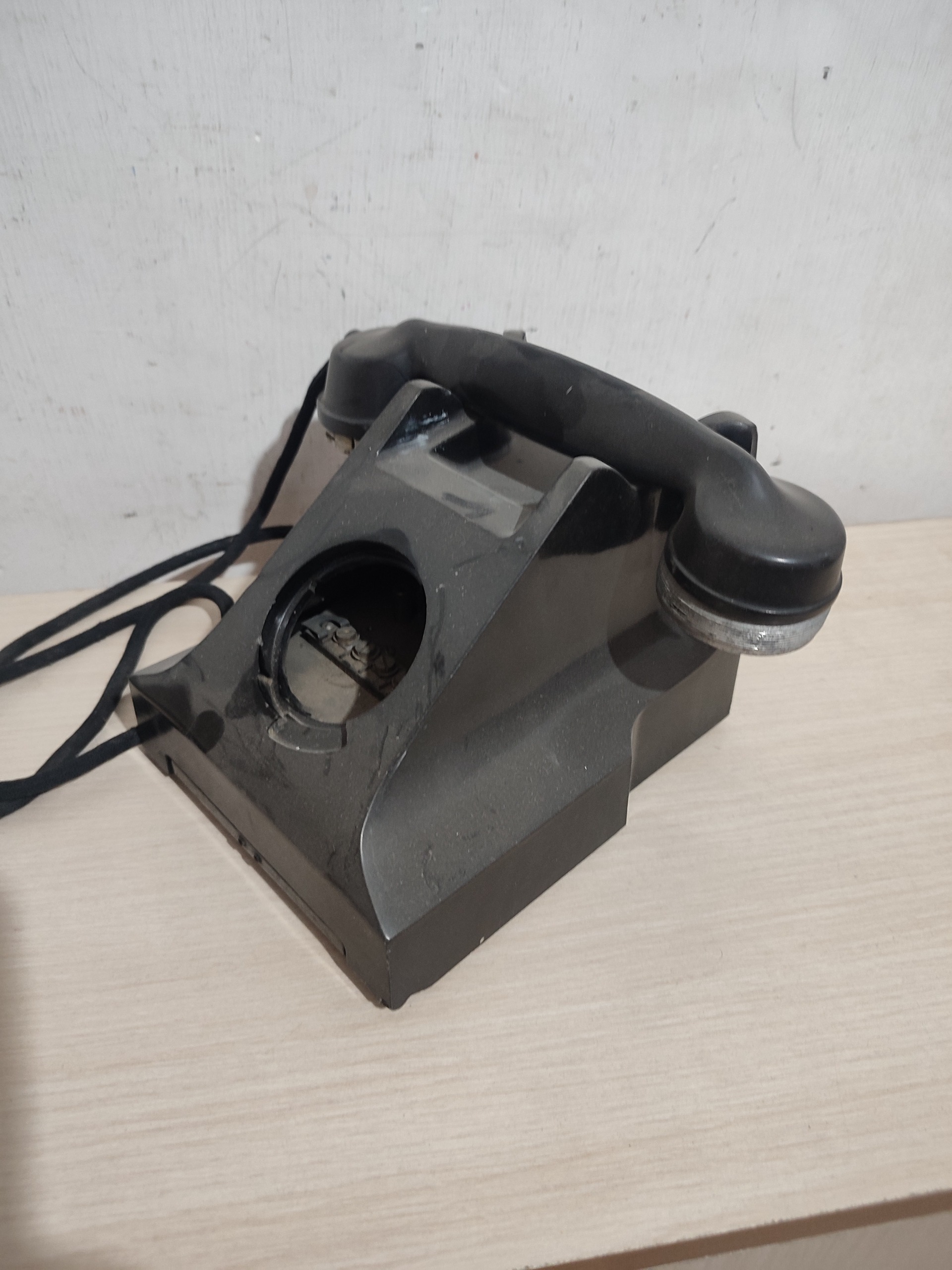 تلفن قدیمی مطابق تصویر ناقص هست