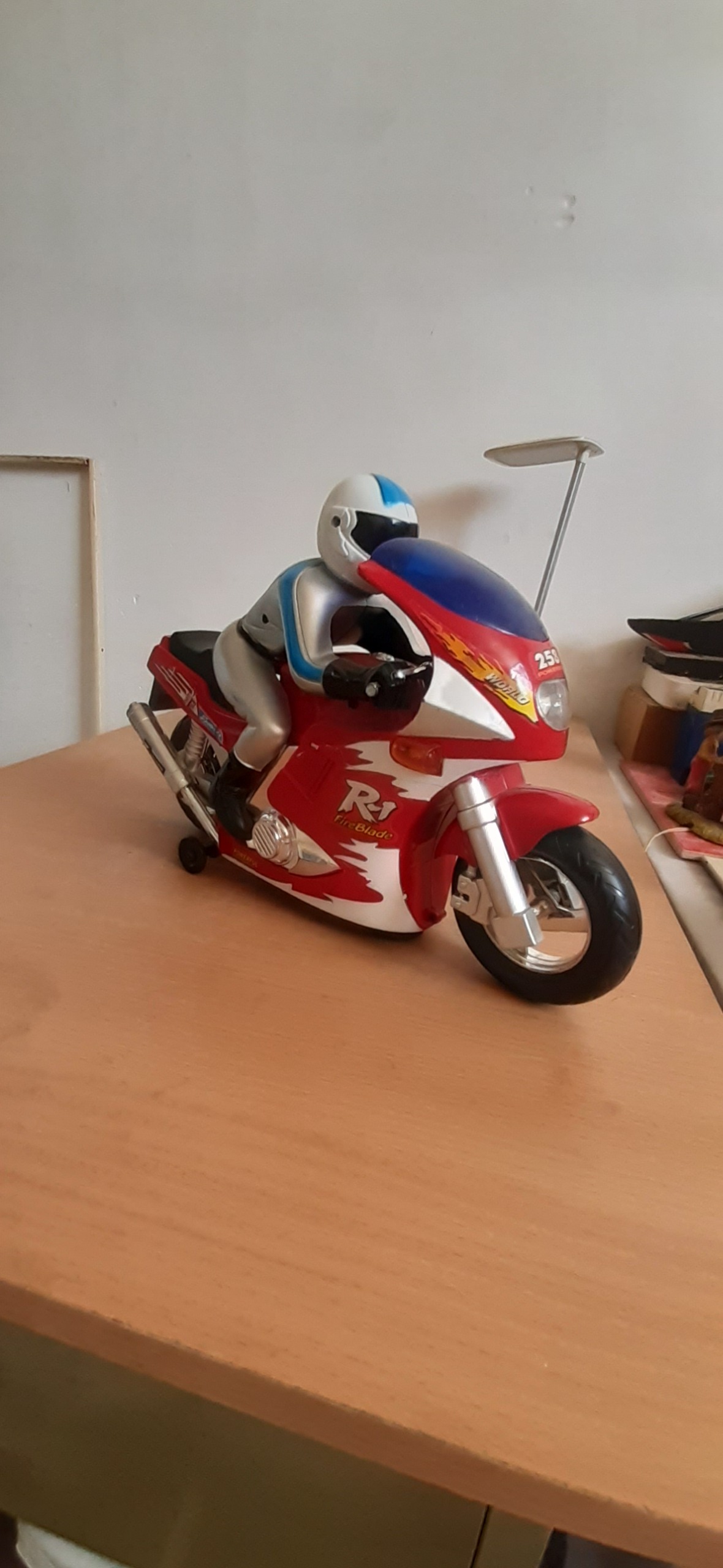 موتور سیکلت قرمز زیبا