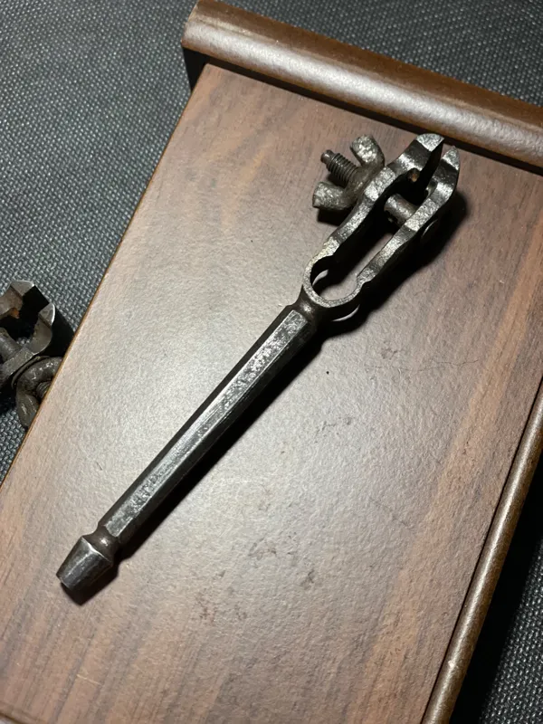 گیره ریز گیر یا خروسکی فولادی کهنه و تراش دار