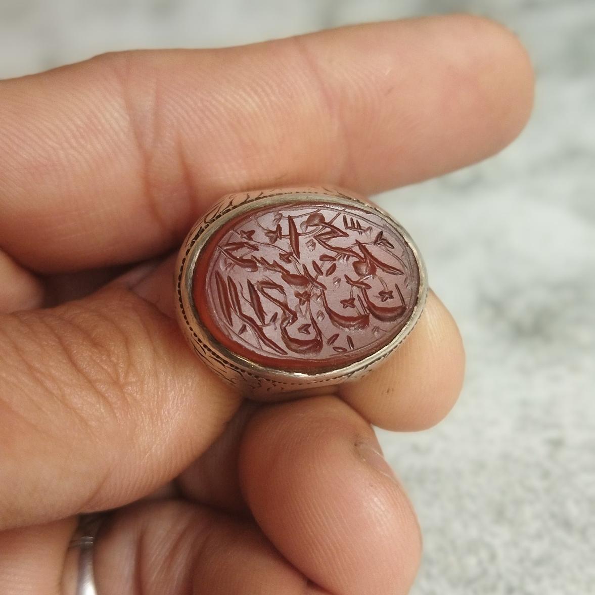 مهر عقیق کهنه.خط چپ.یمنی.تراشدار