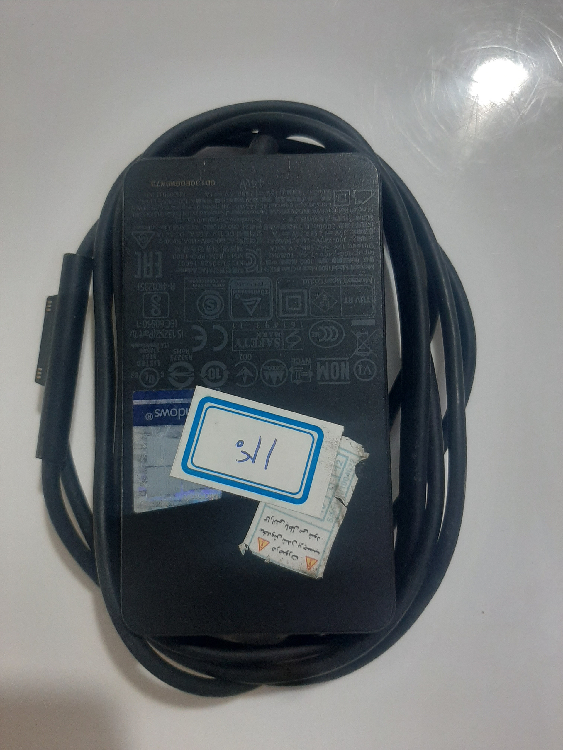شارژر سورفیس 12 ولت 44 وات معیوب