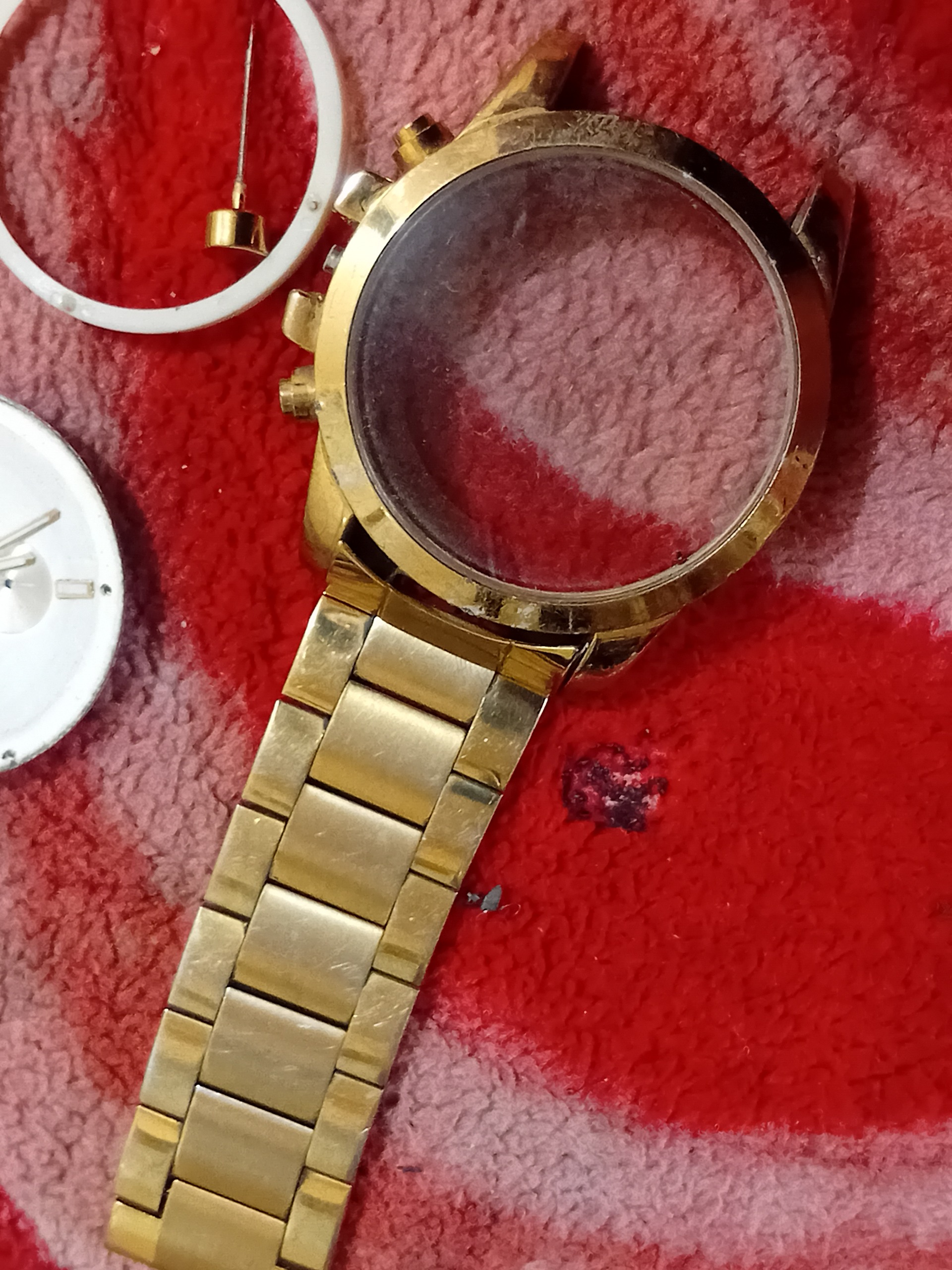 تعدادی وسیله ای ساعت مچی طلایی تاریخ دار