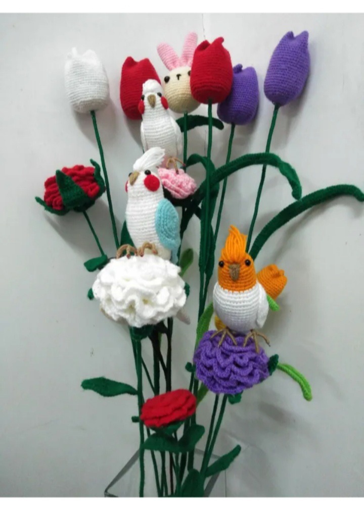 دسته گل بافتنی به همراه پرنده