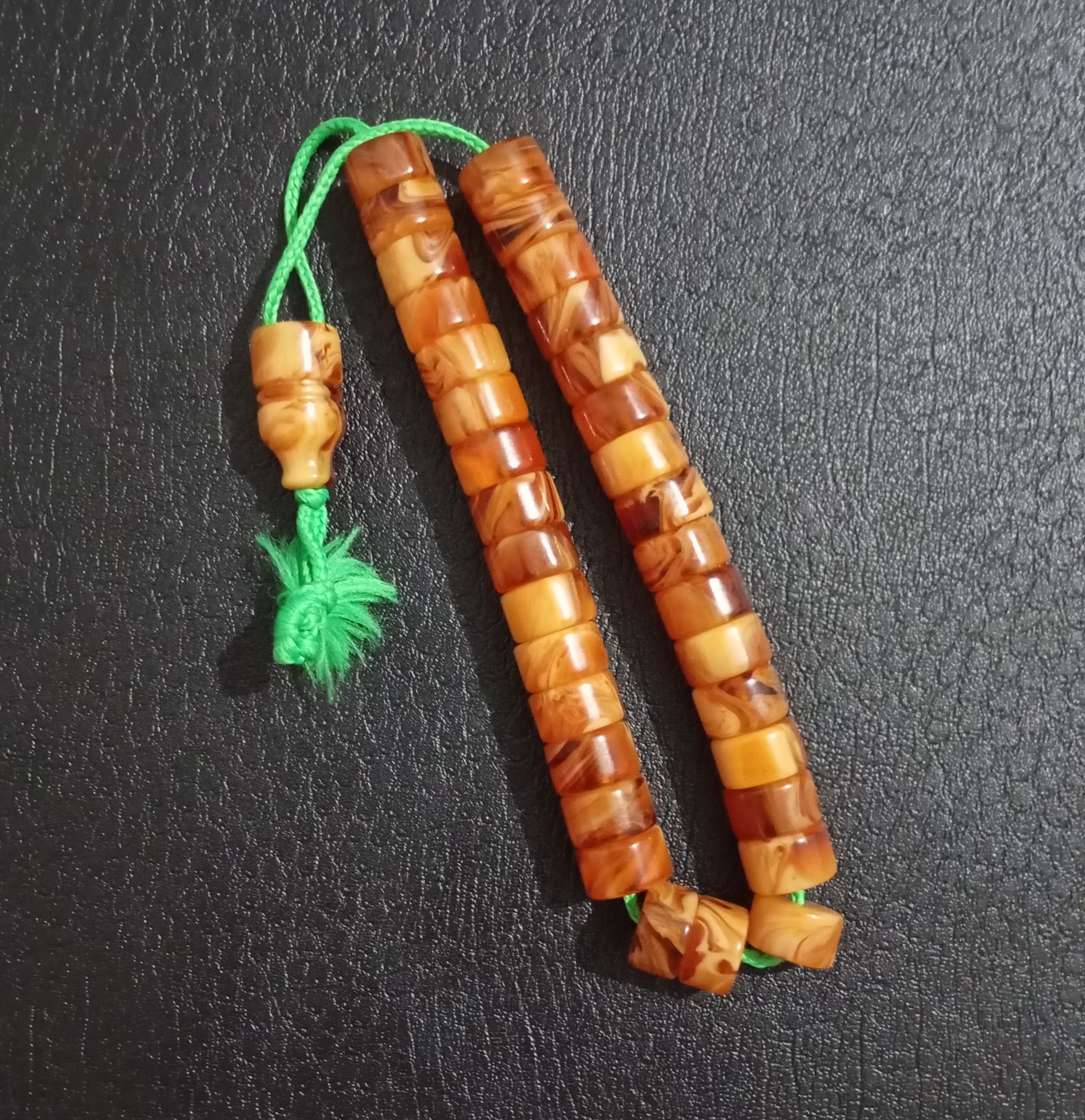 تسبیح کهربا پرچمی خوشدست و زیبا