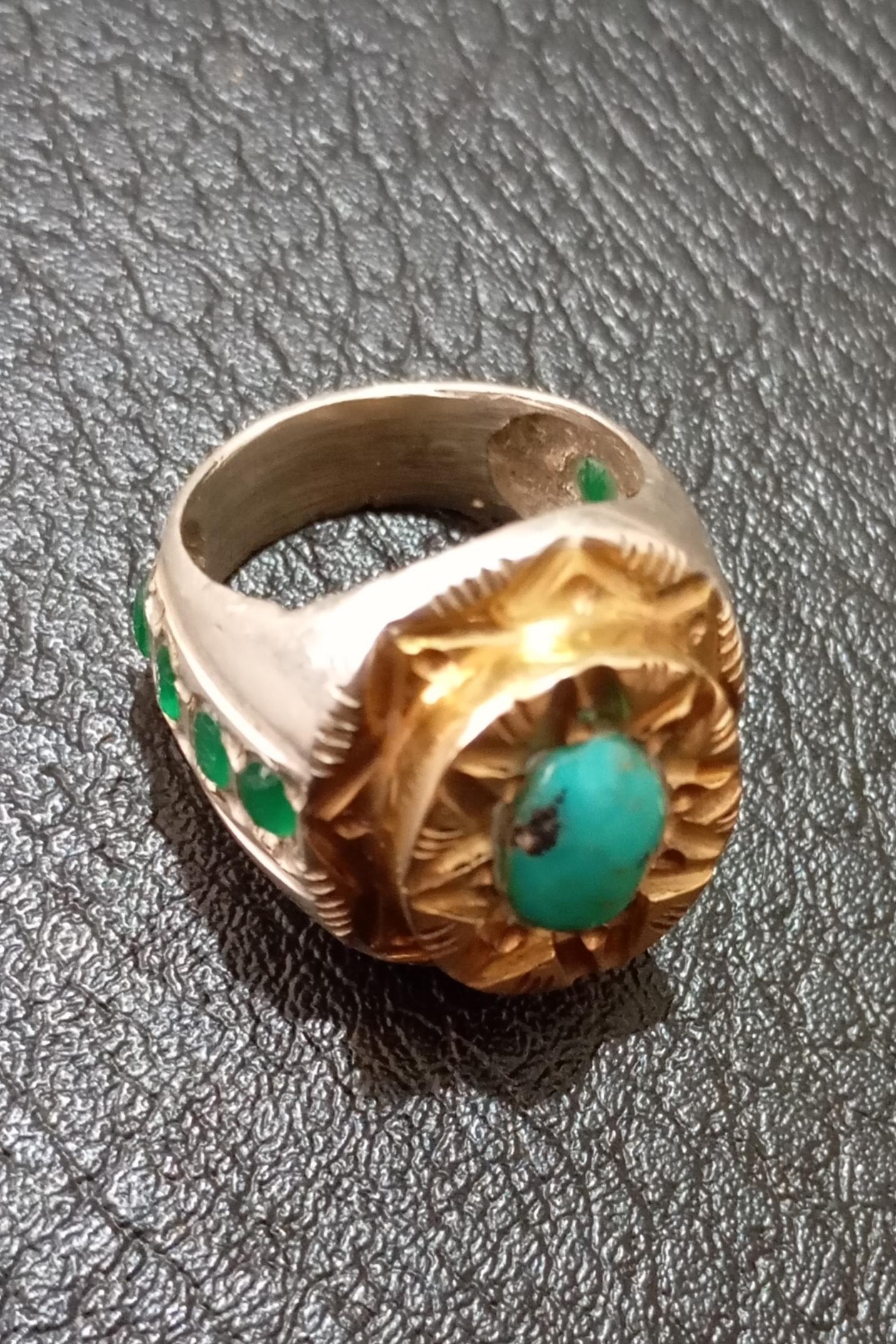 انگشتر بسیار زیبا، قسمت بالایی آب طلا، دور نگین