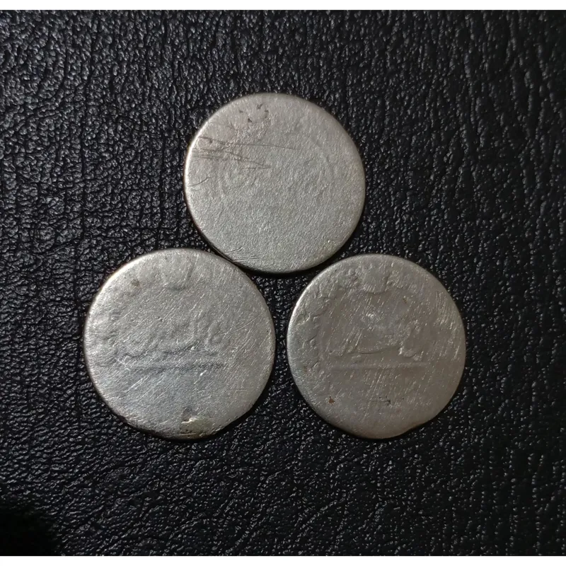 سه عدد سکه قاجاری، مطابق تصویر