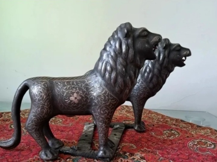شیر فولادی علامت