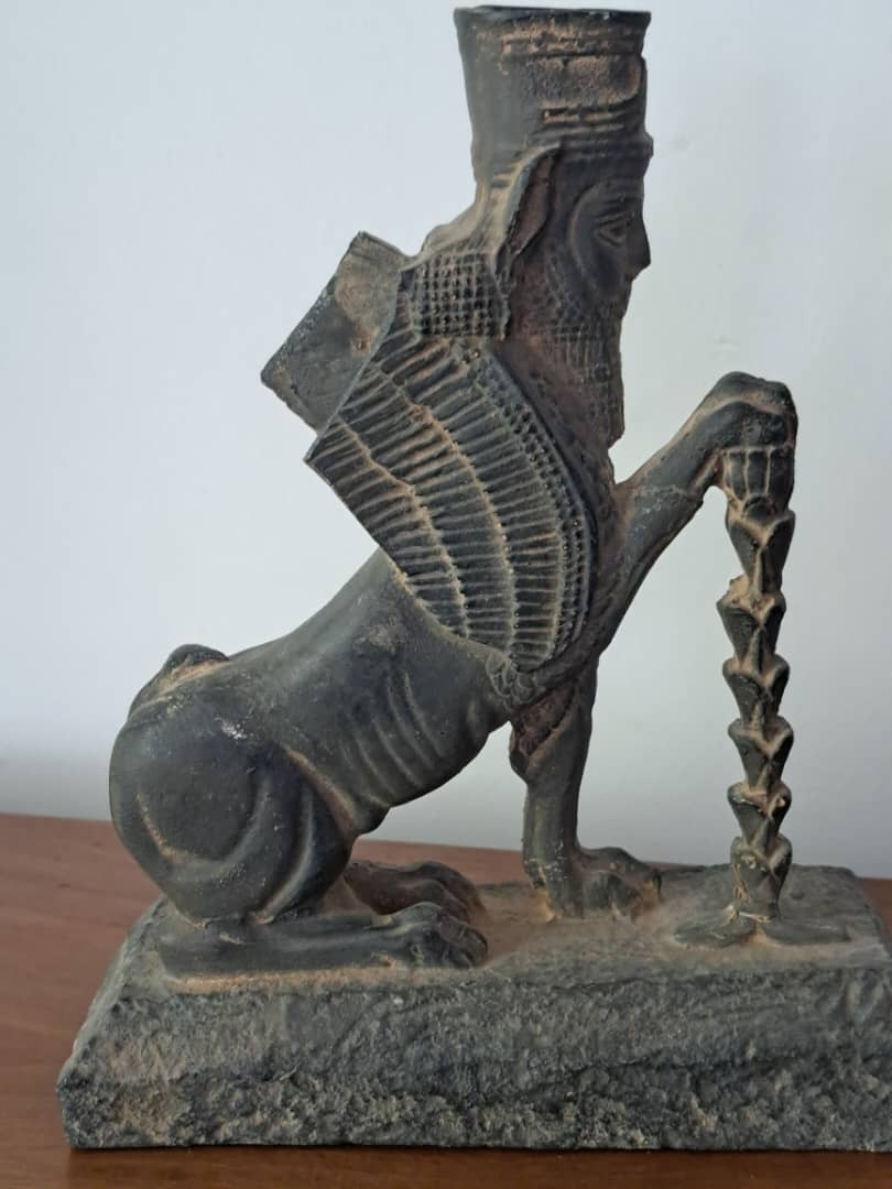 دو مجسمه نماد پاسارگادی