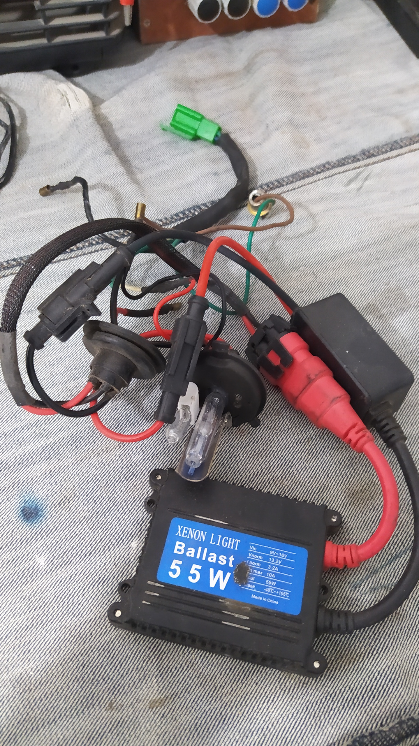یک عدد لامپ زنون با ترانس مدل Ballast