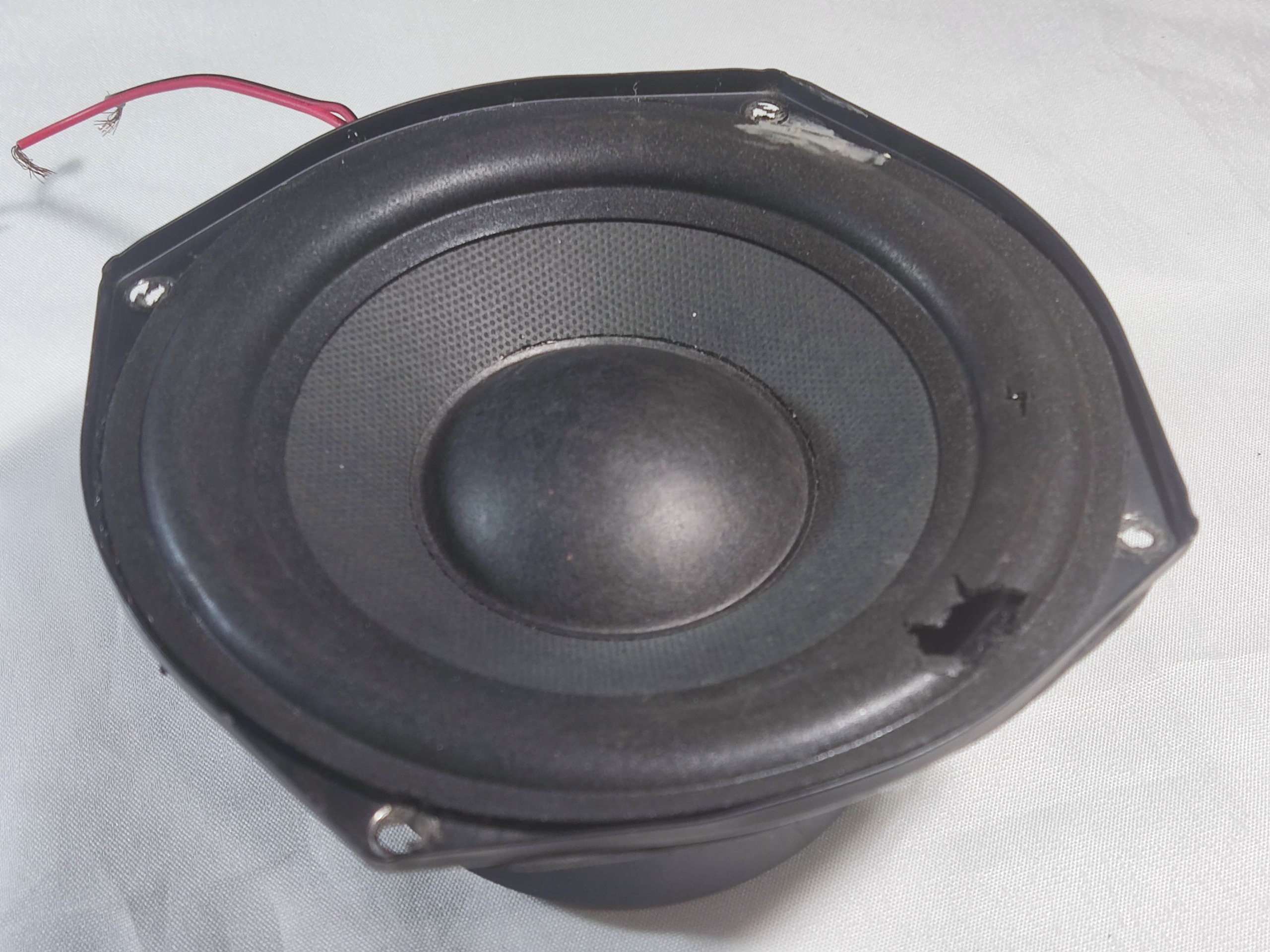 ووفر 30وات Sonic Gear (فوم دور نیاز به تعویض)