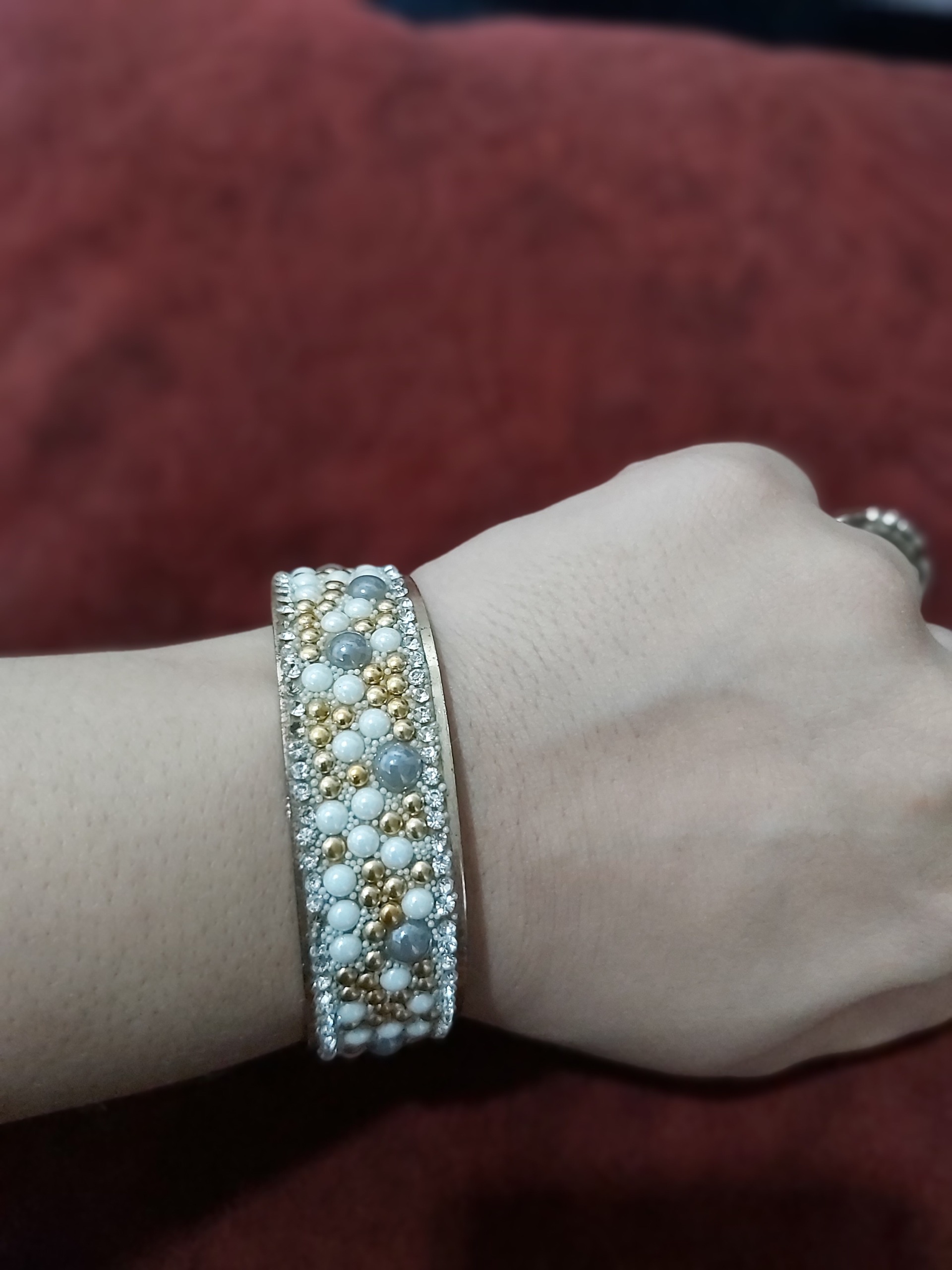 دستبند نگین دار بسیار زیبا