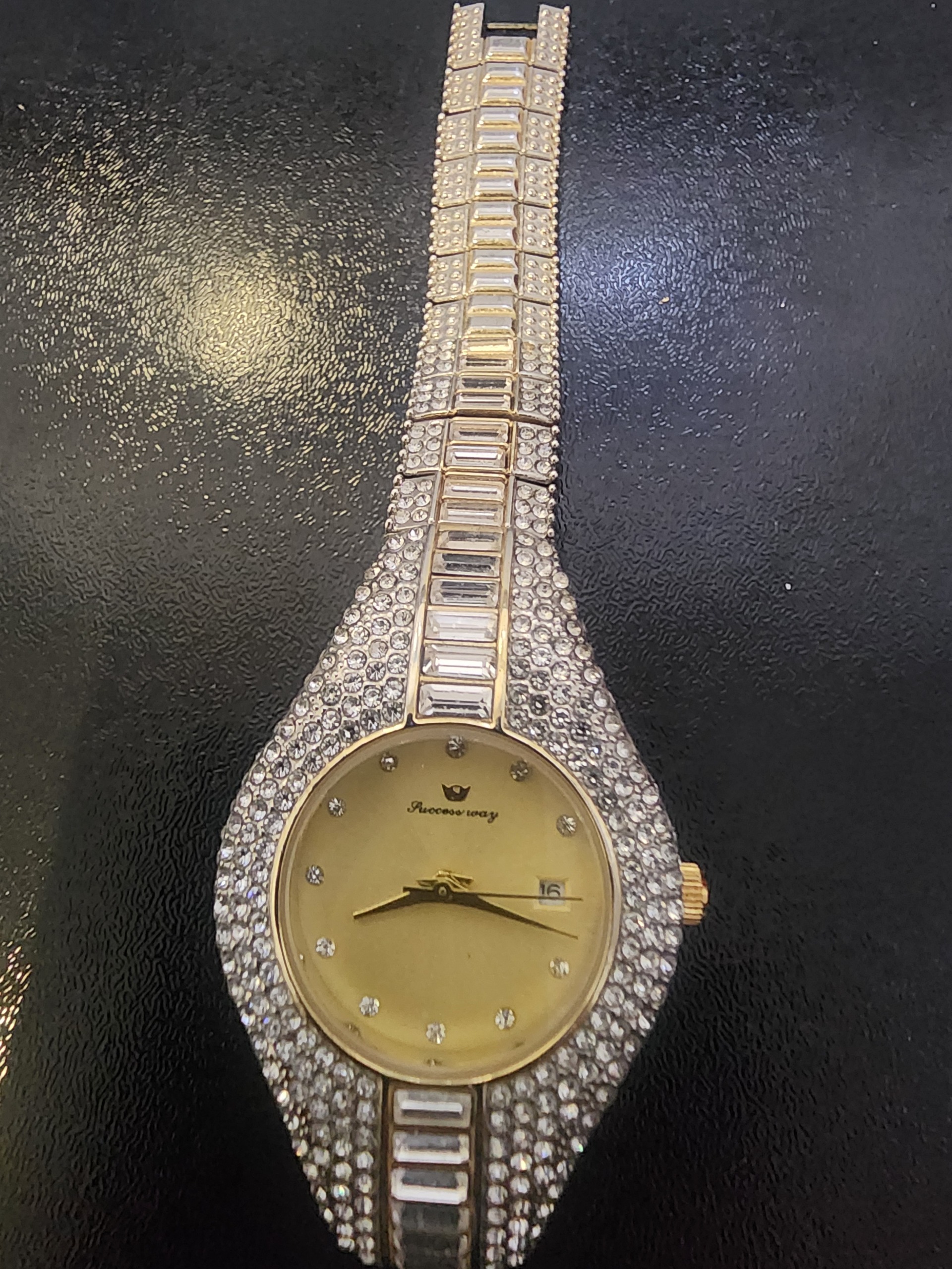 ساعت پرنگین و زیبا زنانه