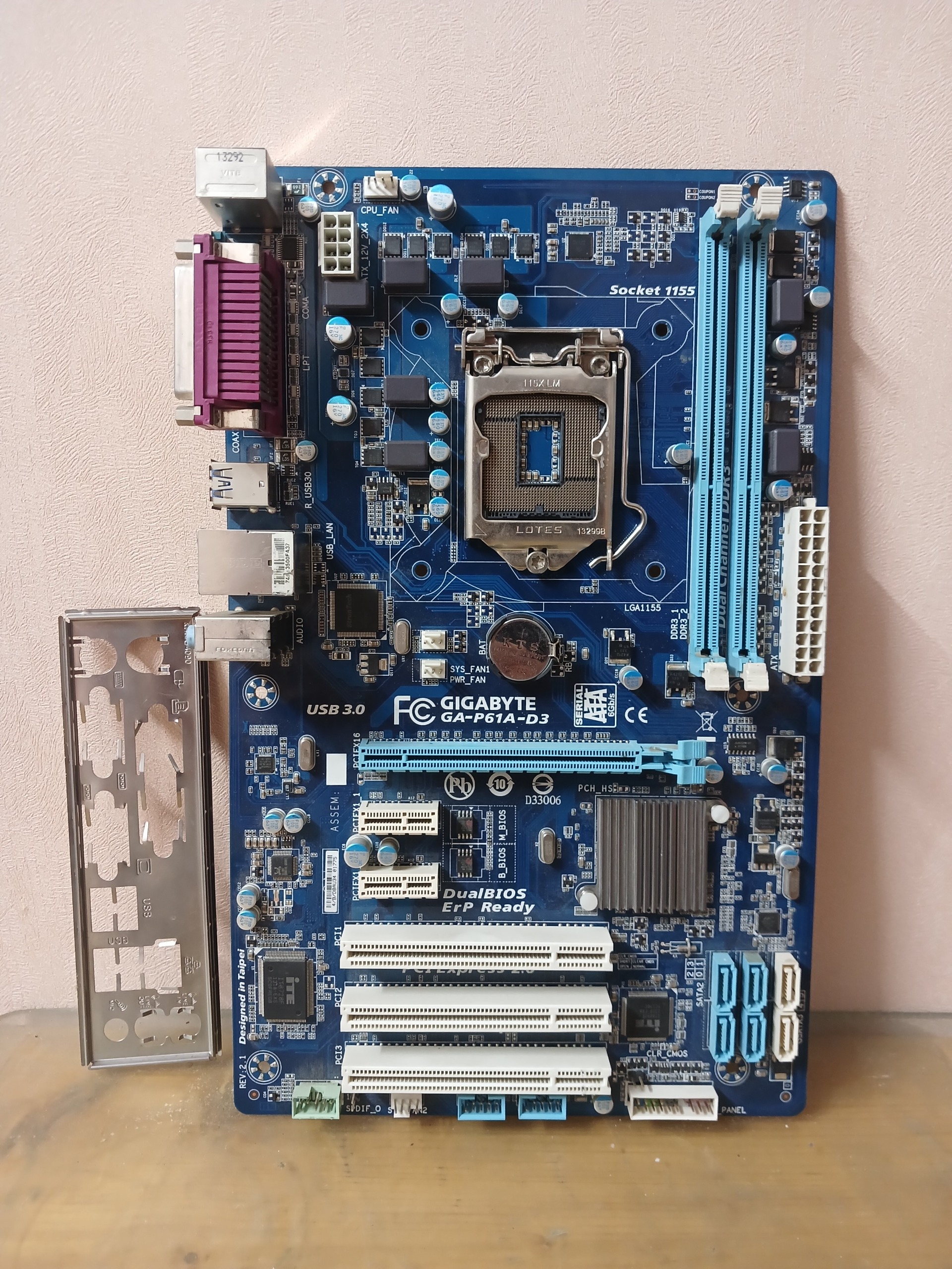 مادربرد USB3) GIGABYTE P61A-D3) سالم با پنل