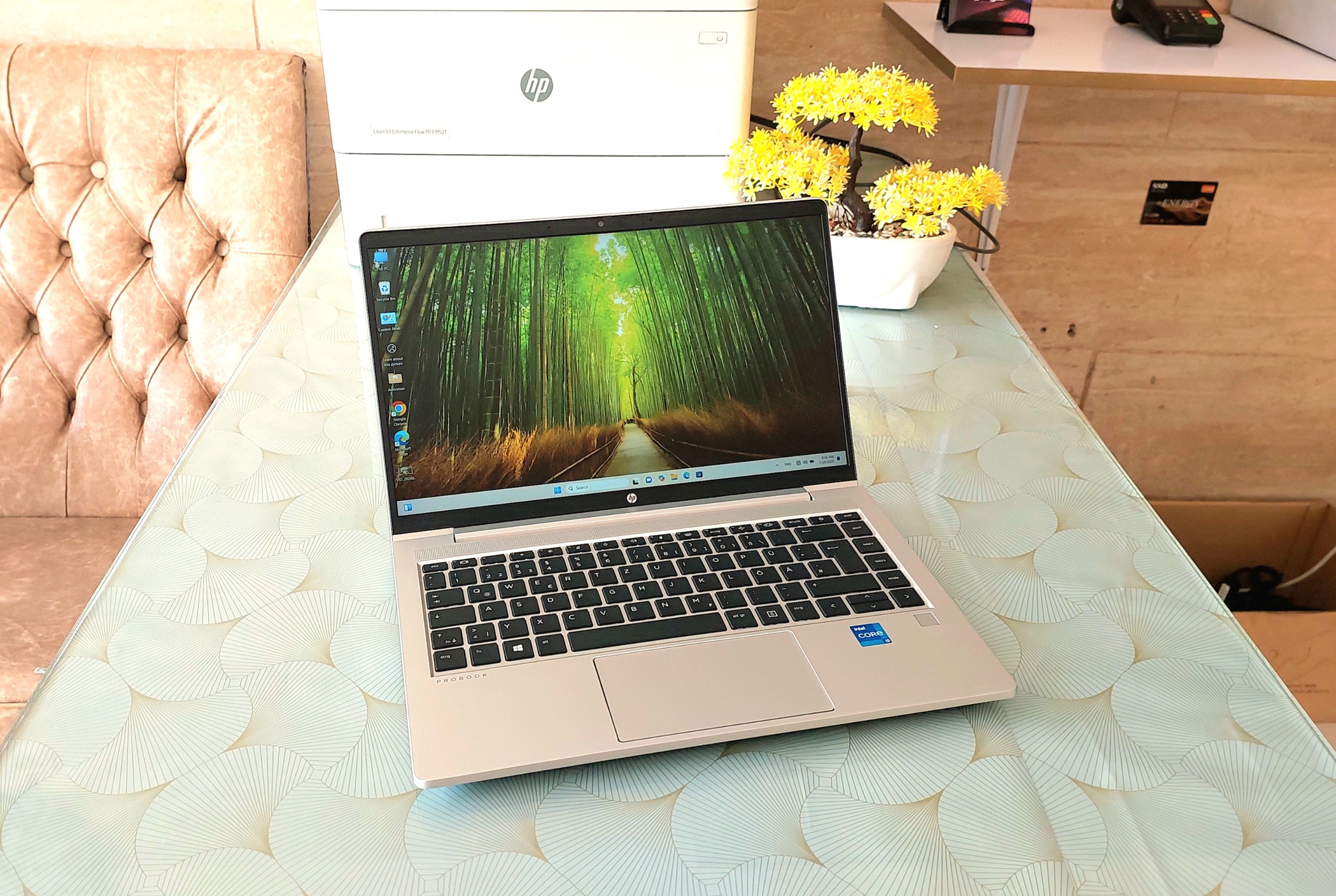hp 440 g8 بسیار تمیز و درحدنو