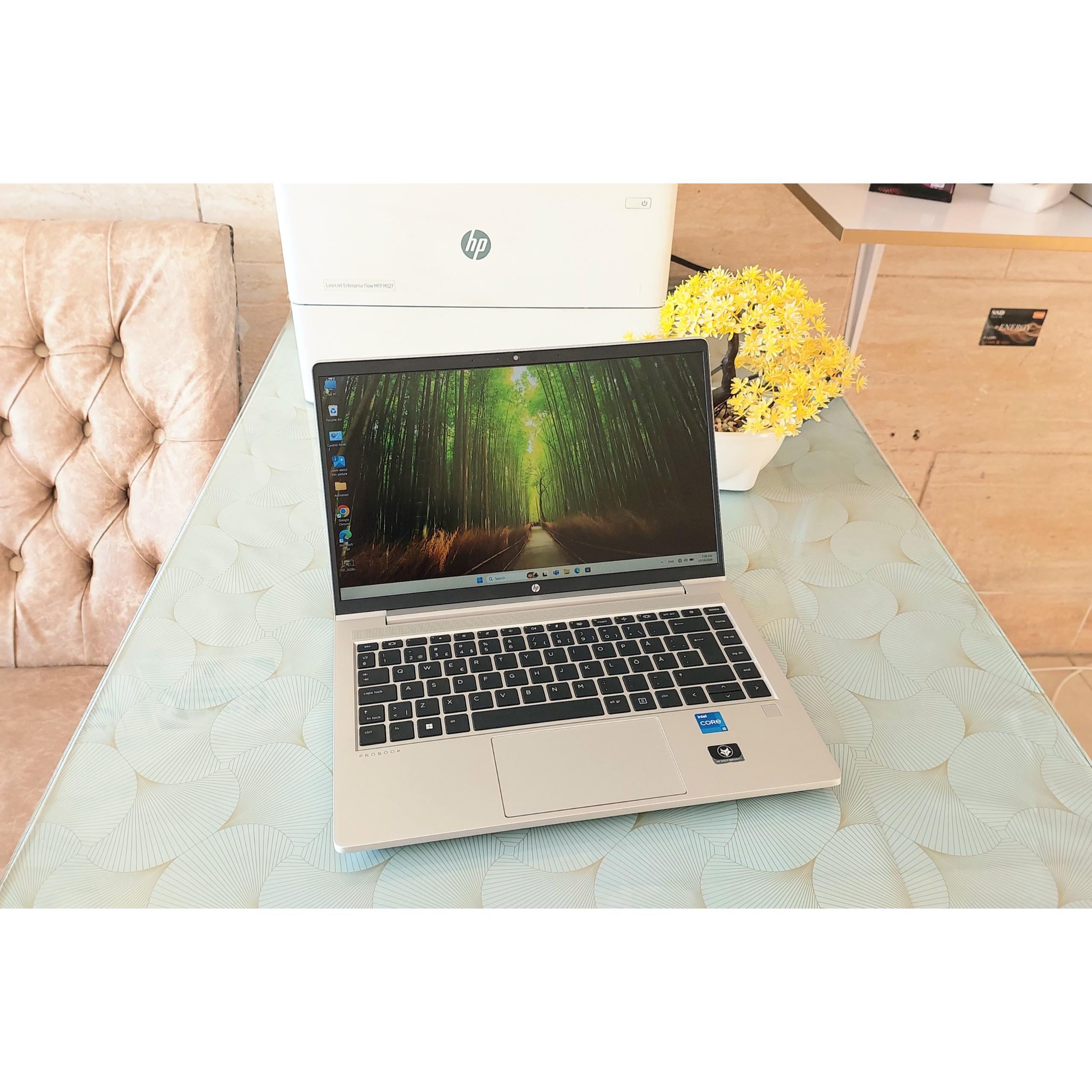 دستگاه hp 440 g9 بسیار تمیز و درحدنو