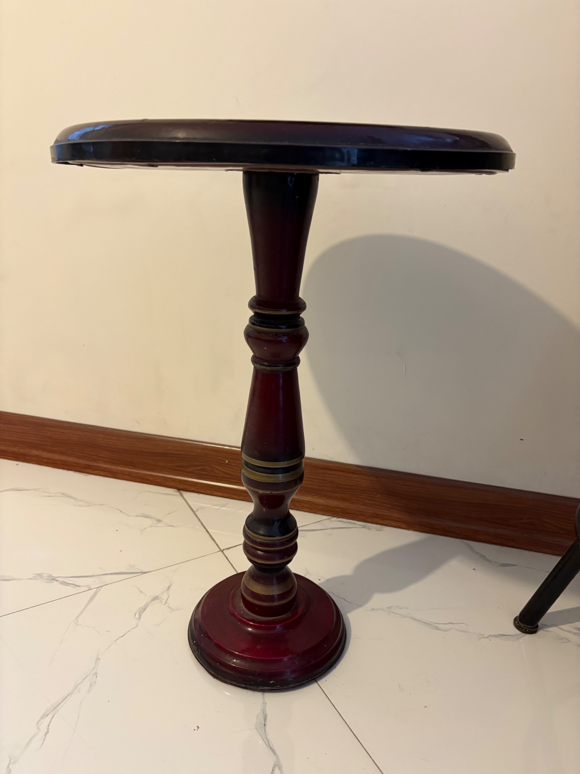 میز زرشکی کنار مبلی