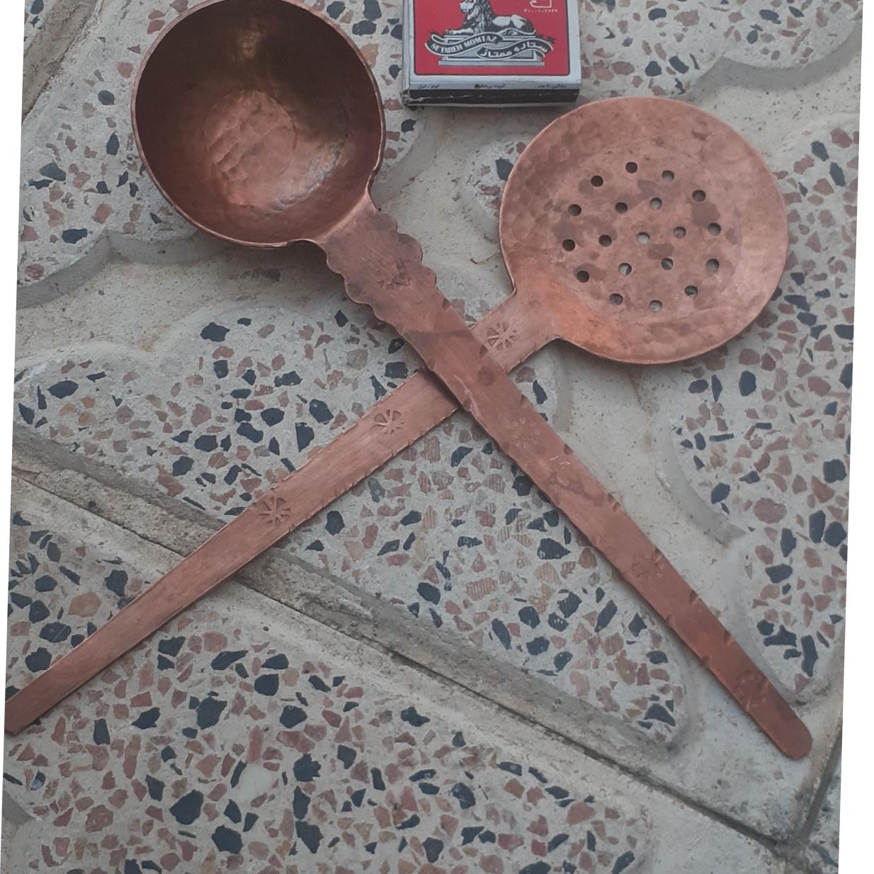 کفگیر و ملاغه مسی قدیمی توضیح دارد