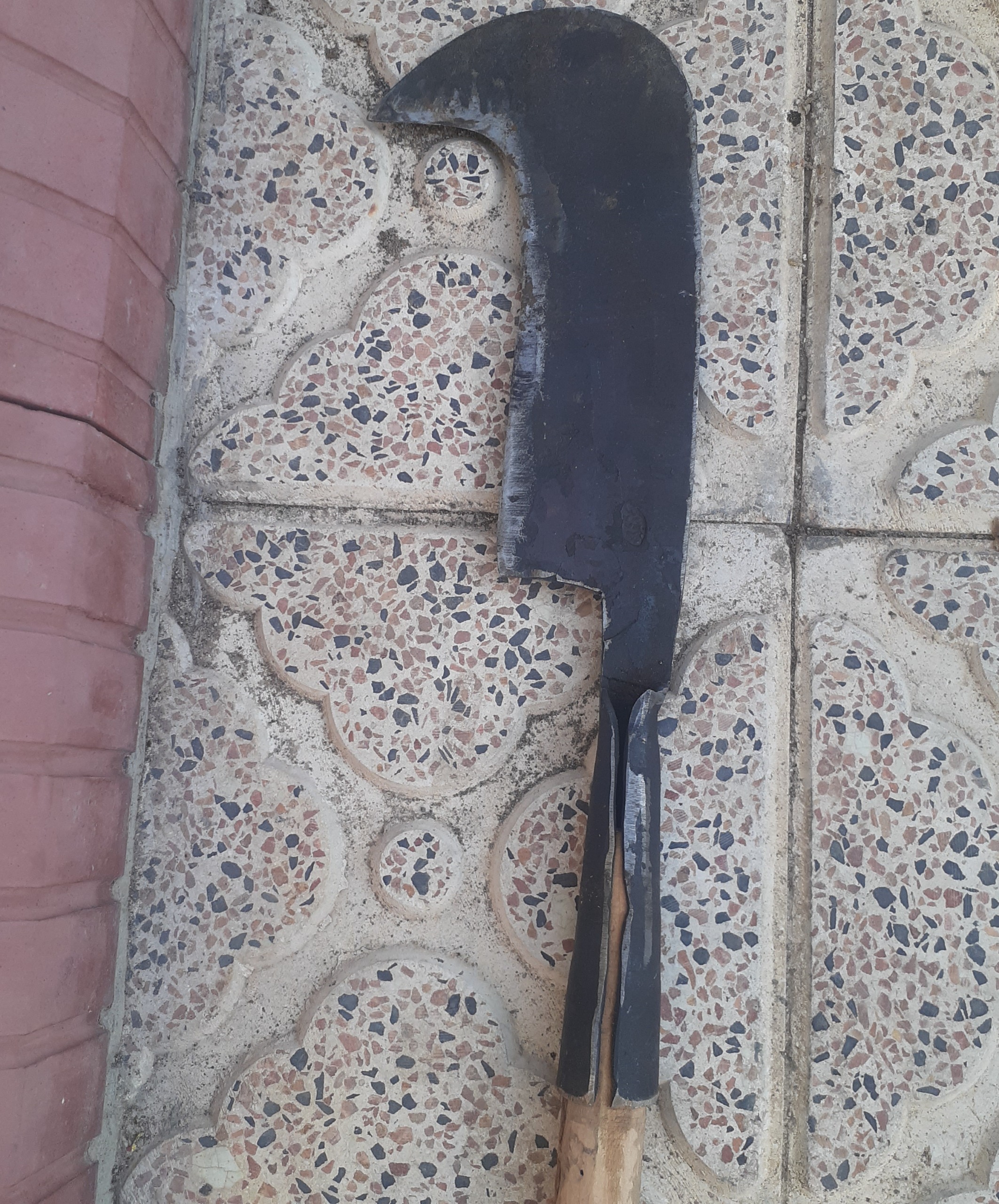داس تبری فولادی قدیمی توضیح دارد