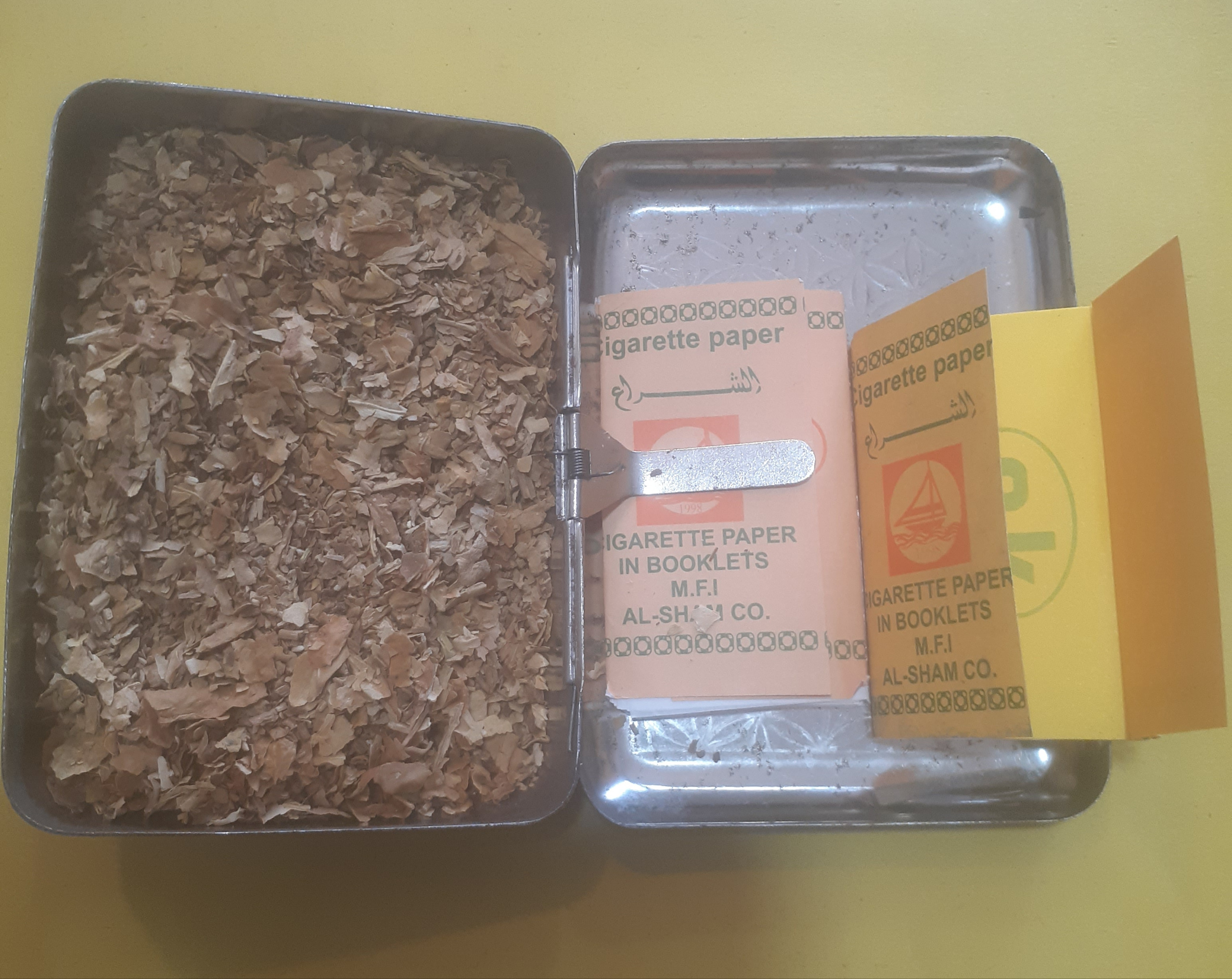 جعبه سیگاری فلزی قوطی قدیمی توضیح دارد