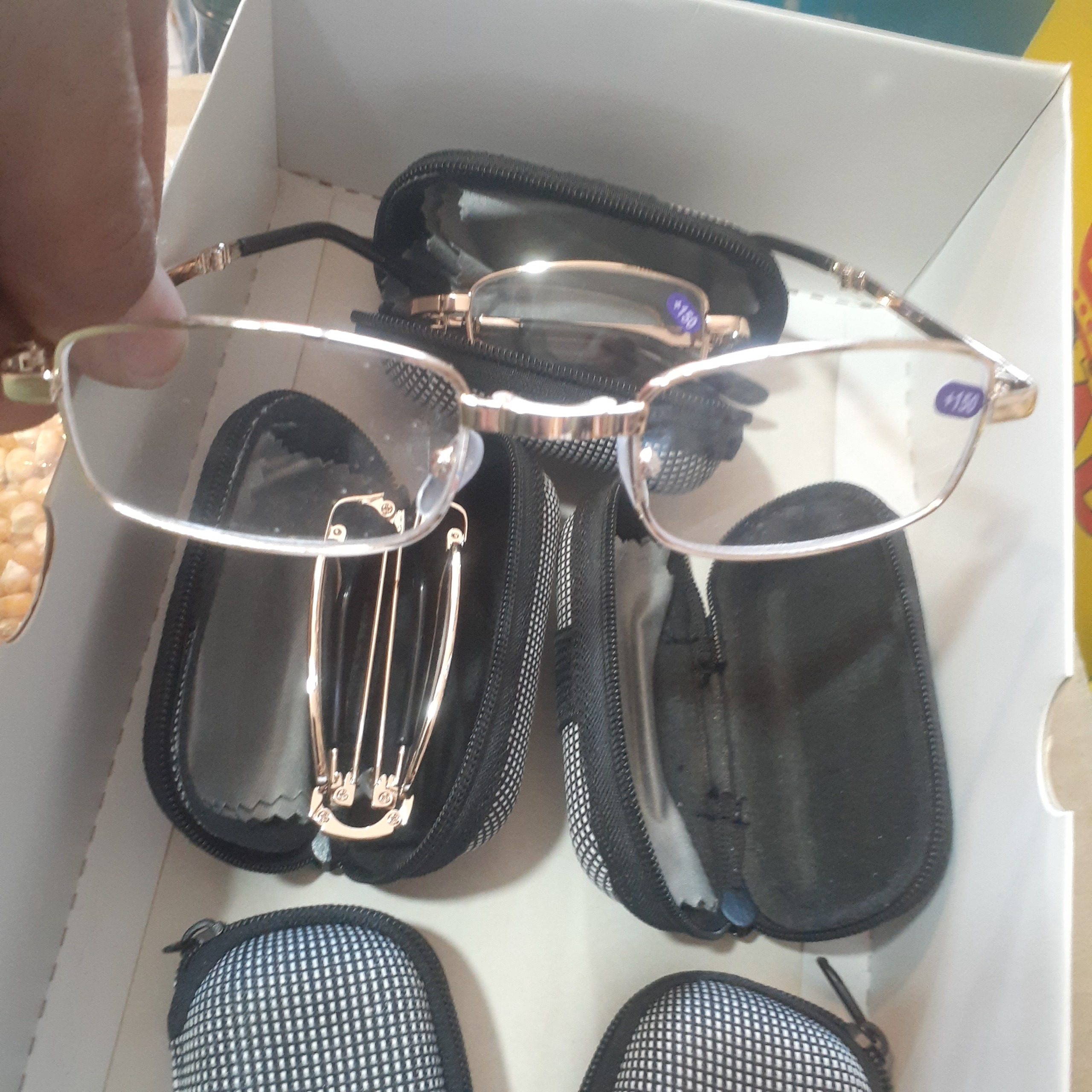 عینک مطالعه تاشو شماره یک و نیم  توضیح دارد