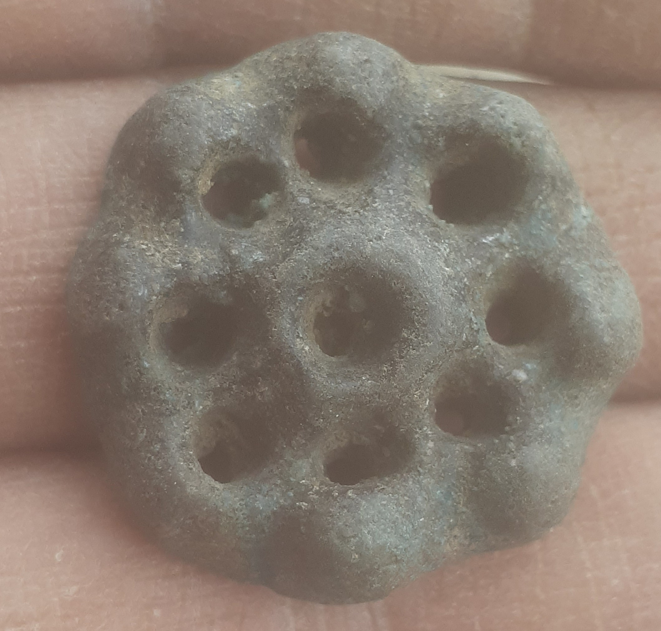 مهره قدیمی و خاص توضیح دارد