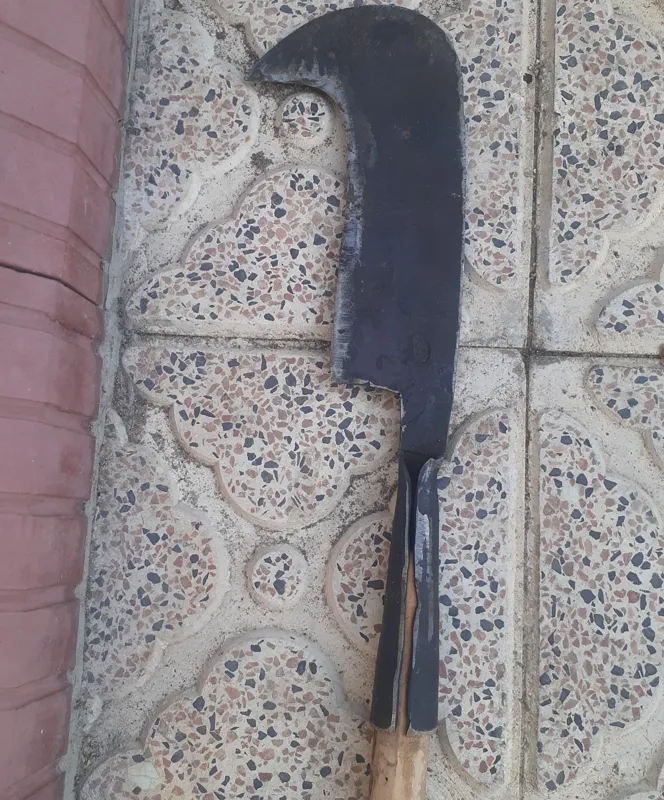 داس تبری فولادی قدیمی توضیح دارد