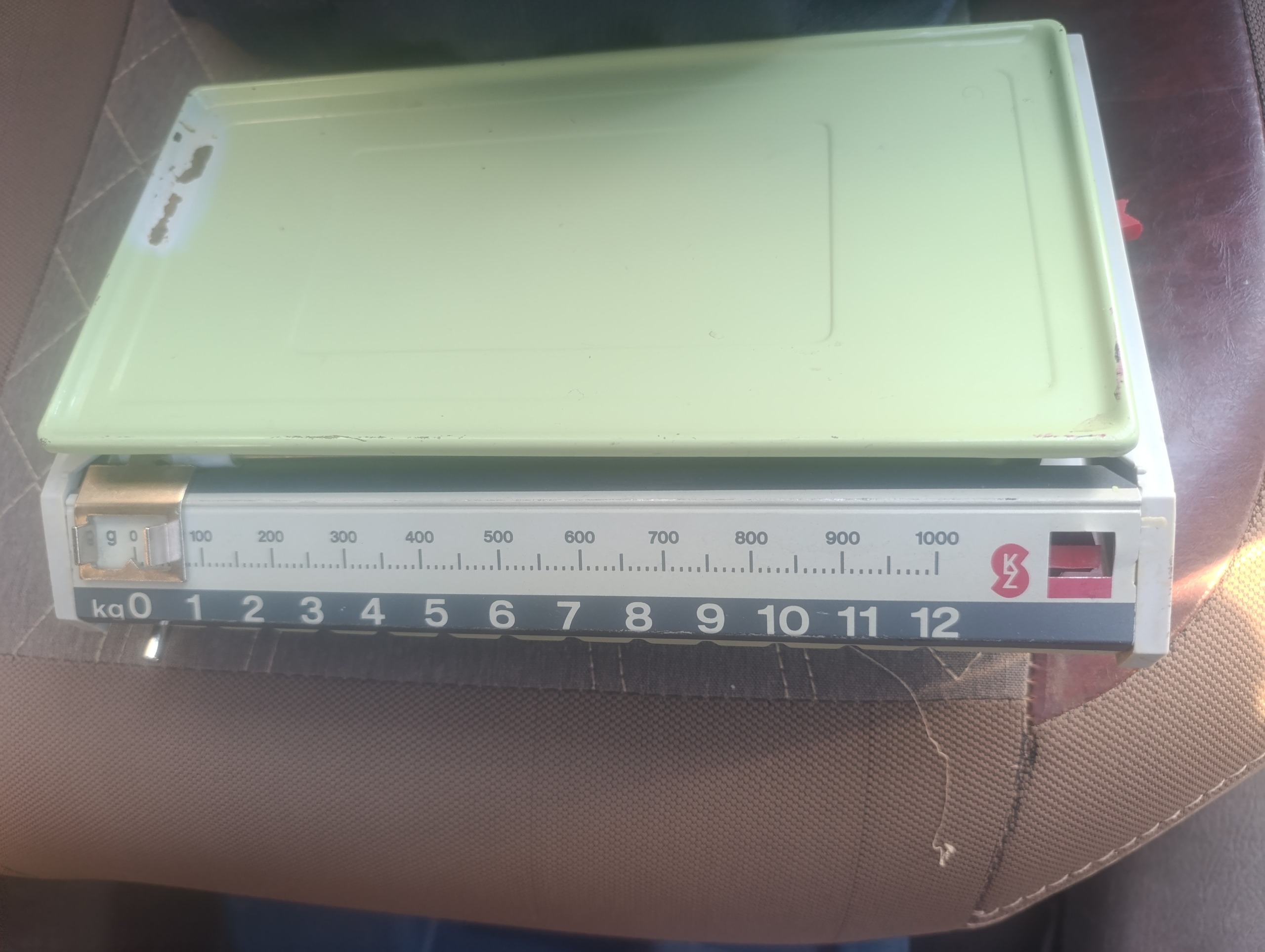 ترازو صفحه ای قدیمی کهنه و کوچک نم مهمه