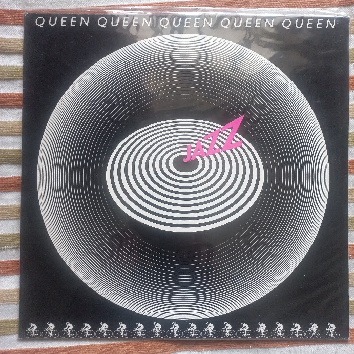 صفحه 33 دور Queen چاپ اول همراه (پوستر اوریجینال)